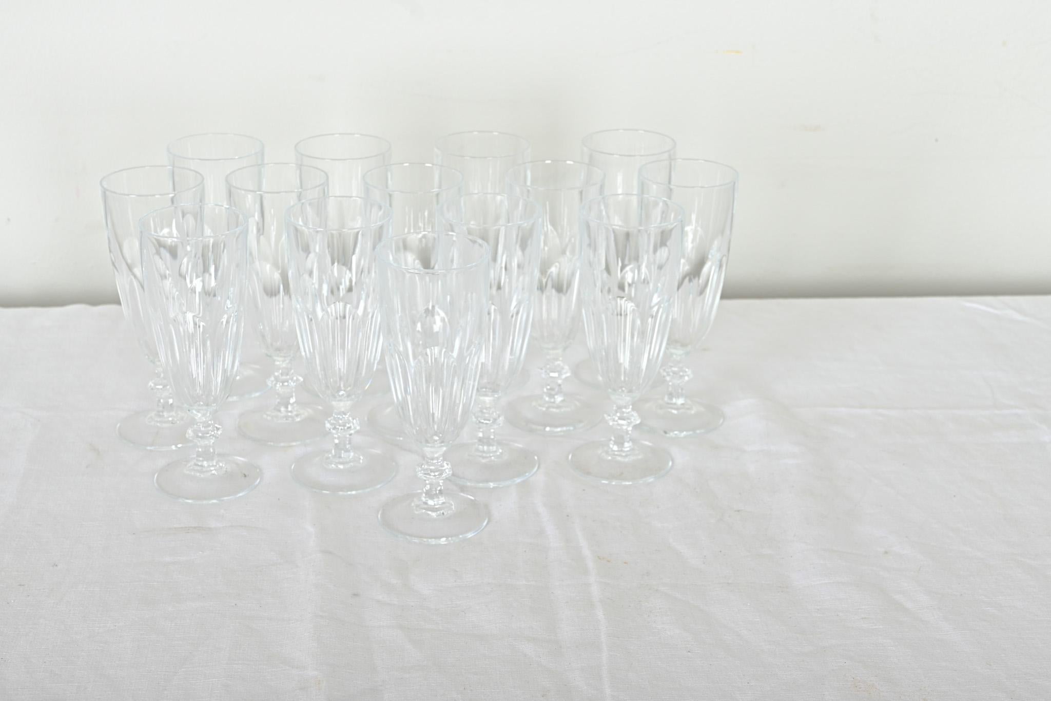 Ensemble français de 14 flûtes à champagne en verre taillé Bon état - En vente à Baton Rouge, LA