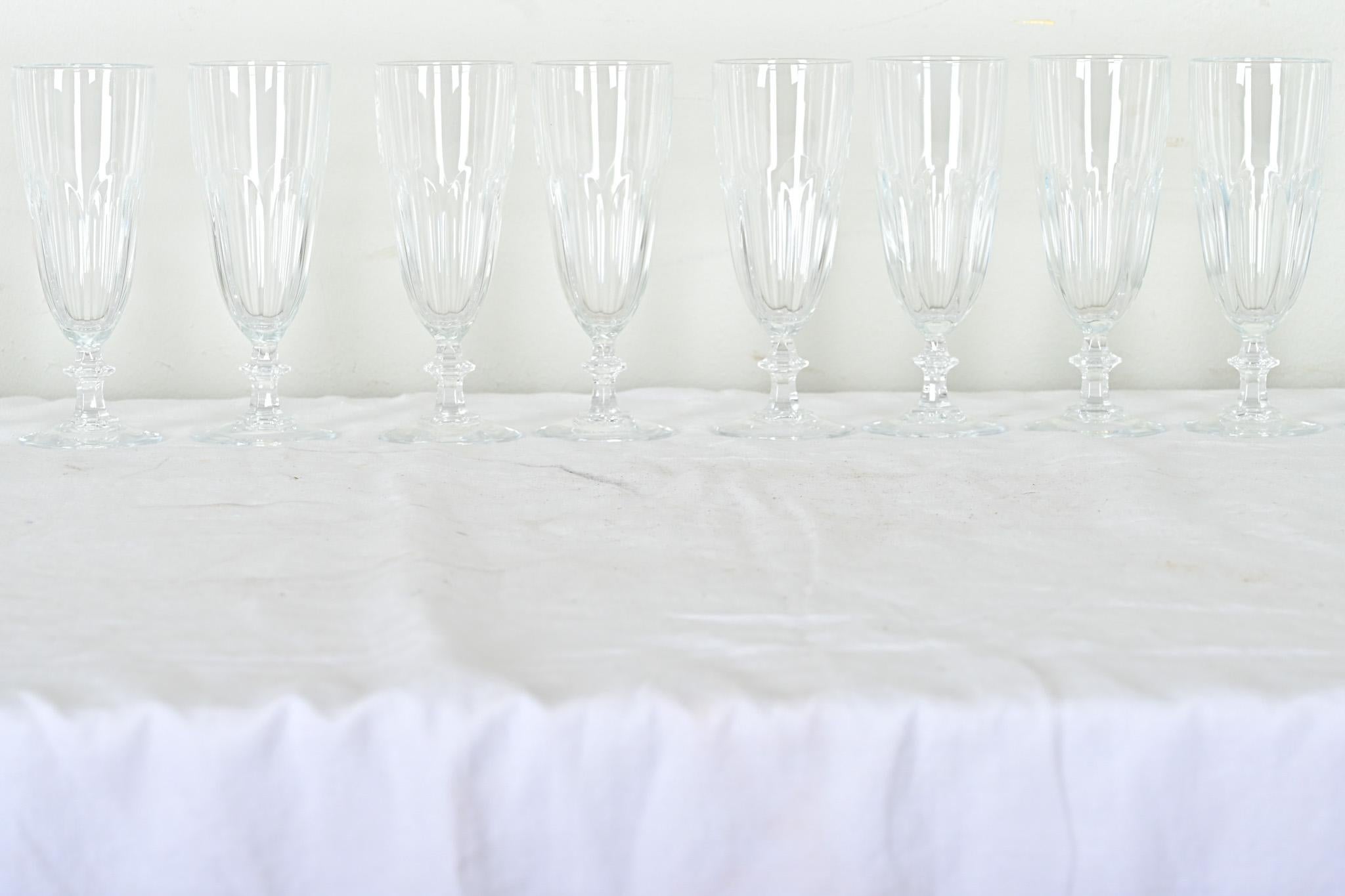 20ième siècle Ensemble français de 14 flûtes à champagne en verre taillé en vente