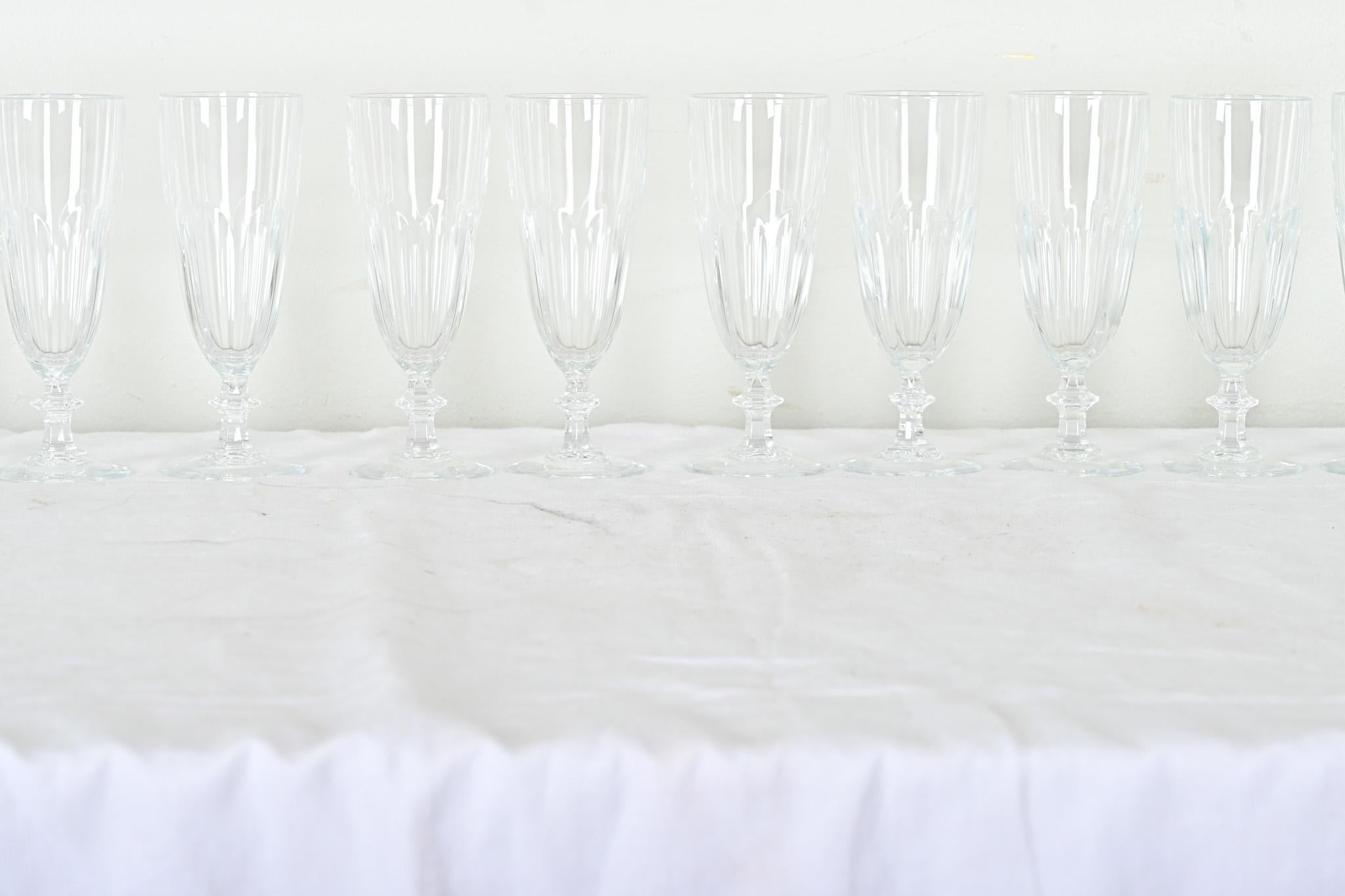 Verre Ensemble français de 14 flûtes à champagne en verre taillé en vente