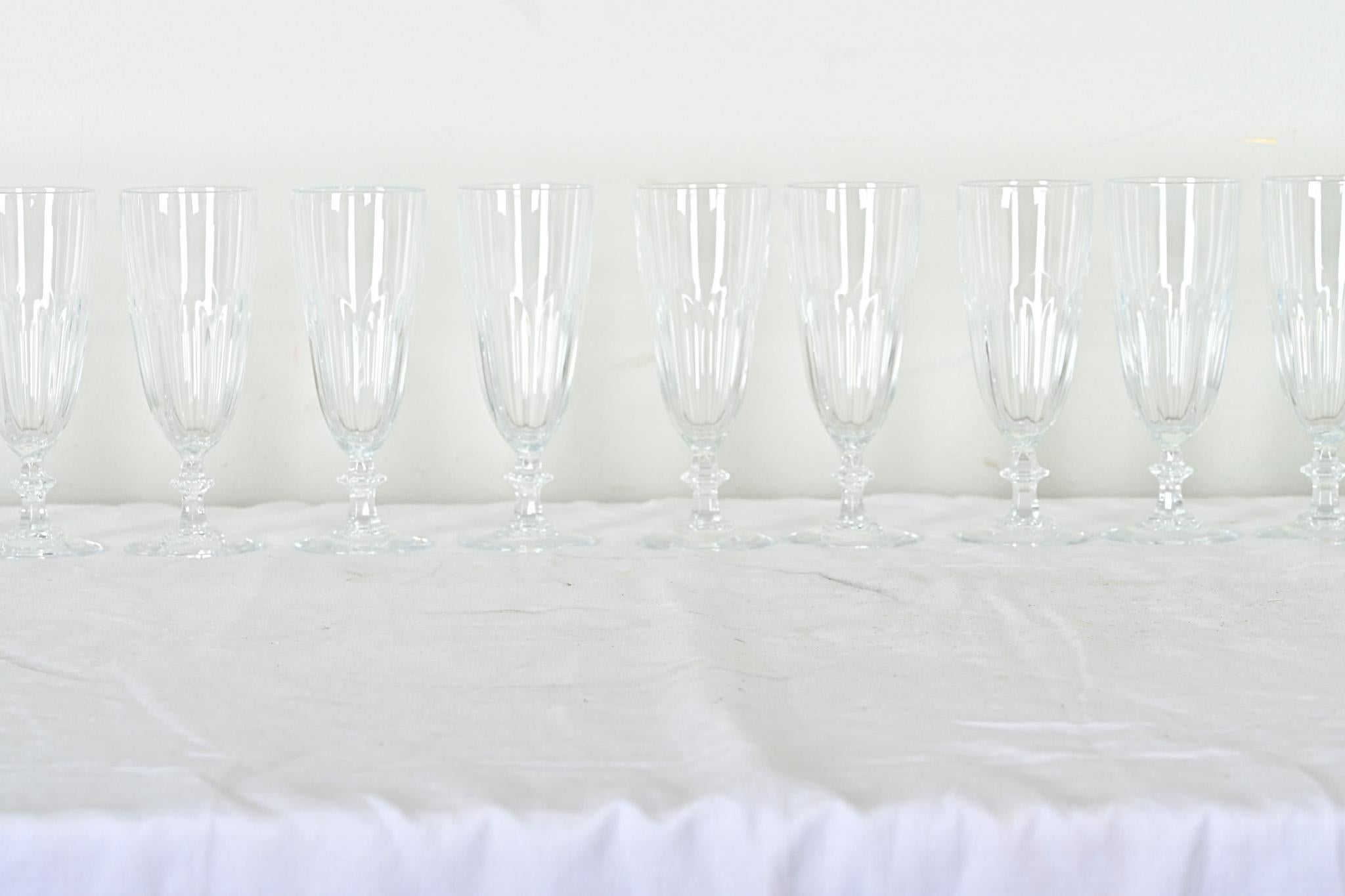 Ensemble français de 14 flûtes à champagne en verre taillé en vente 1