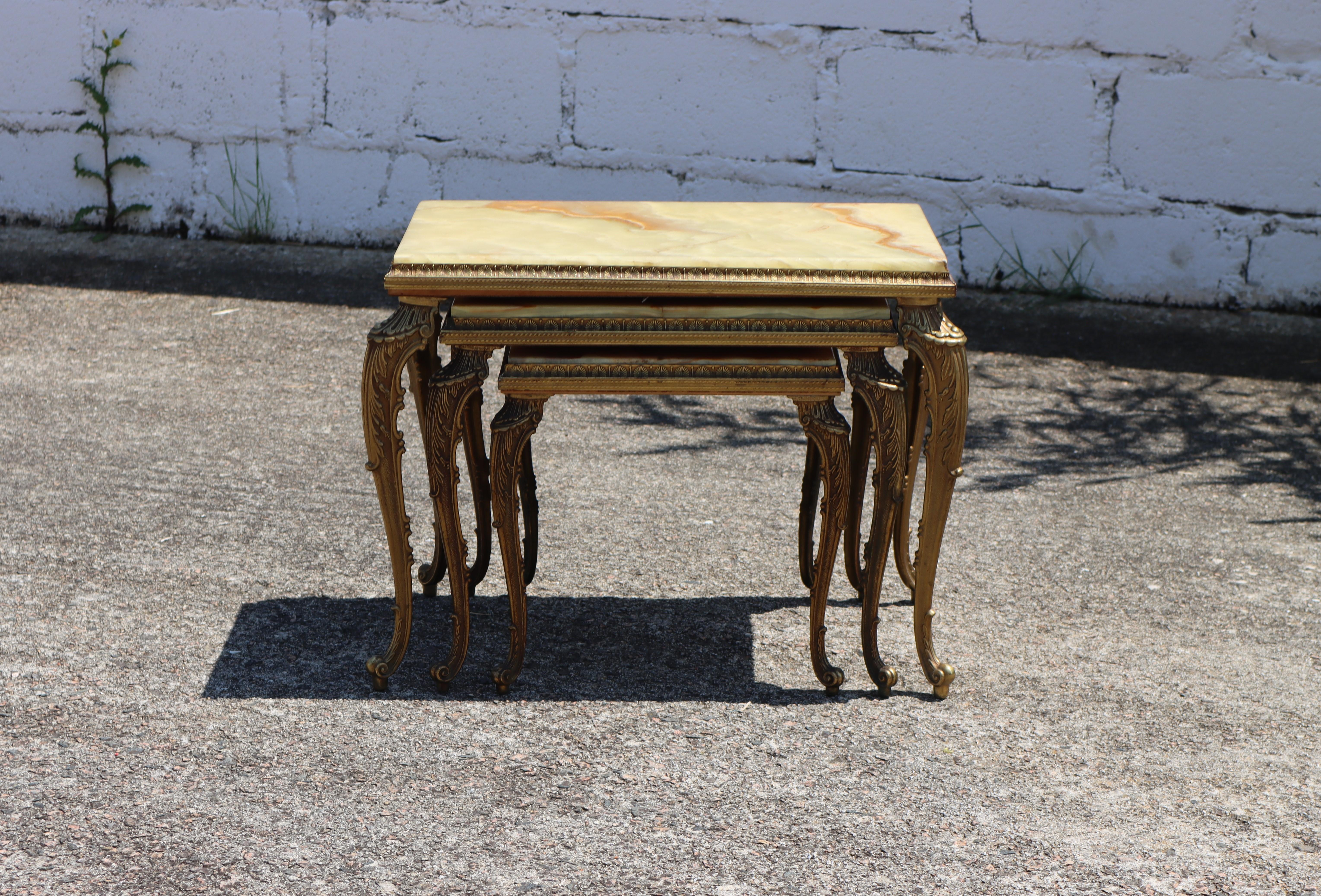 Set of 3 Vintage green Onyx Marble Brass Nesting Tables from the 70s
Onyx Marble Tops with natural Patterns - beautiful Play of colors- jade-orange-brown and mother-of-pearl
The frame consists of a sturdy wooden panel and beautifully curved and