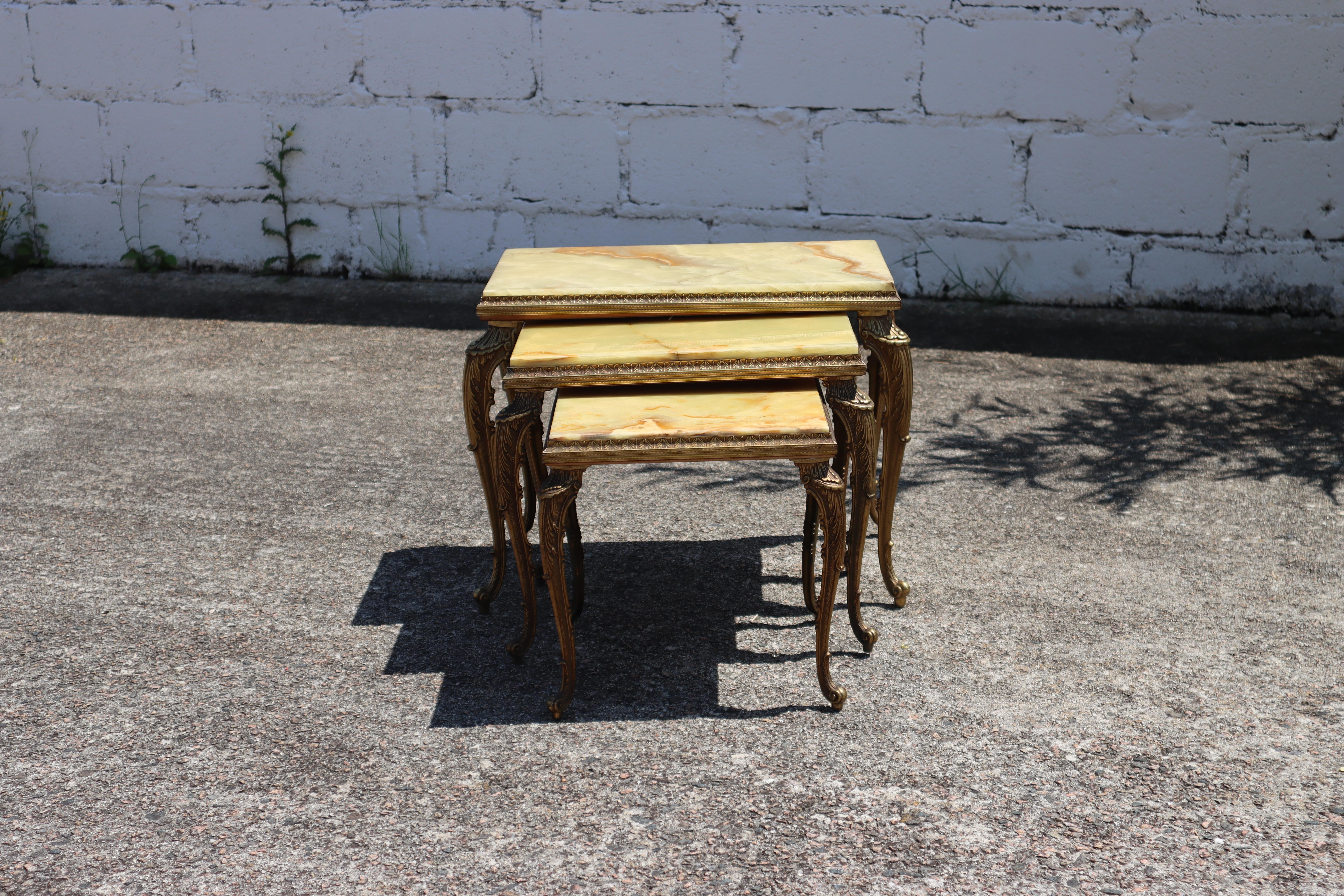 French Vintage Set of 3 Onyx Marble Brass Nesting Tables-Style Louis XV-70s In Good Condition In Bussiere Dunoise, Nouvel Aquitaine