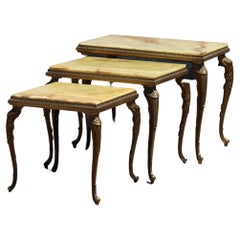 Ensemble de 3 tables gigognes françaises vintage en marbre et onyx de style Louis XV-70s