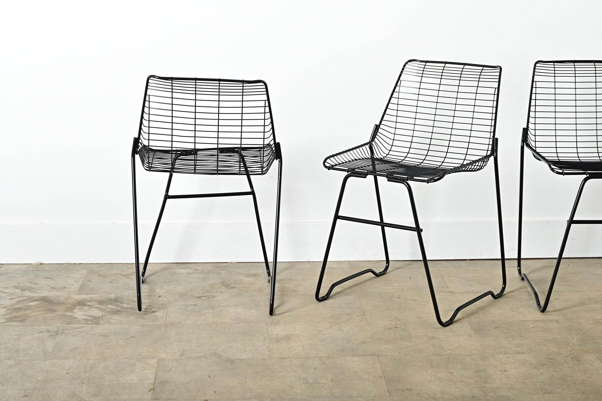 French Vintage Set of Eight Black Wire Chairs en venta 3