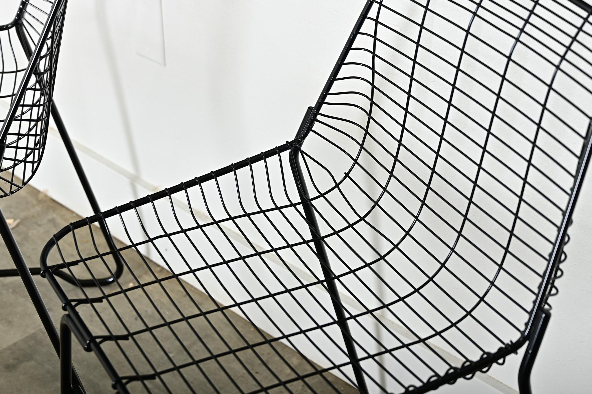 French Vintage Set of Eight Black Wire Chairs en venta 4