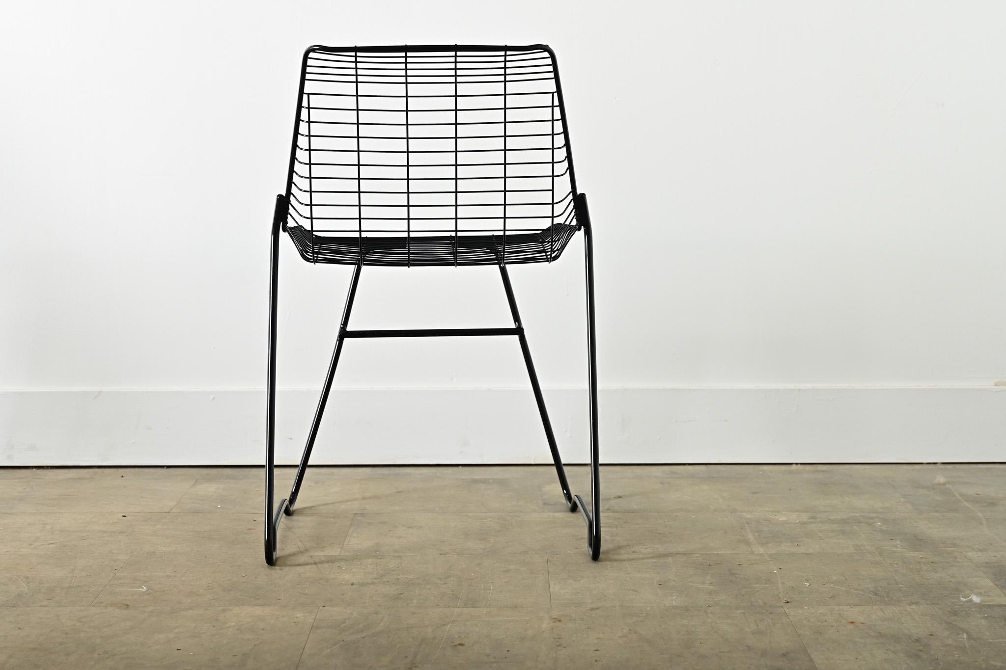 French Vintage Set of Eight Black Wire Chairs en venta 8