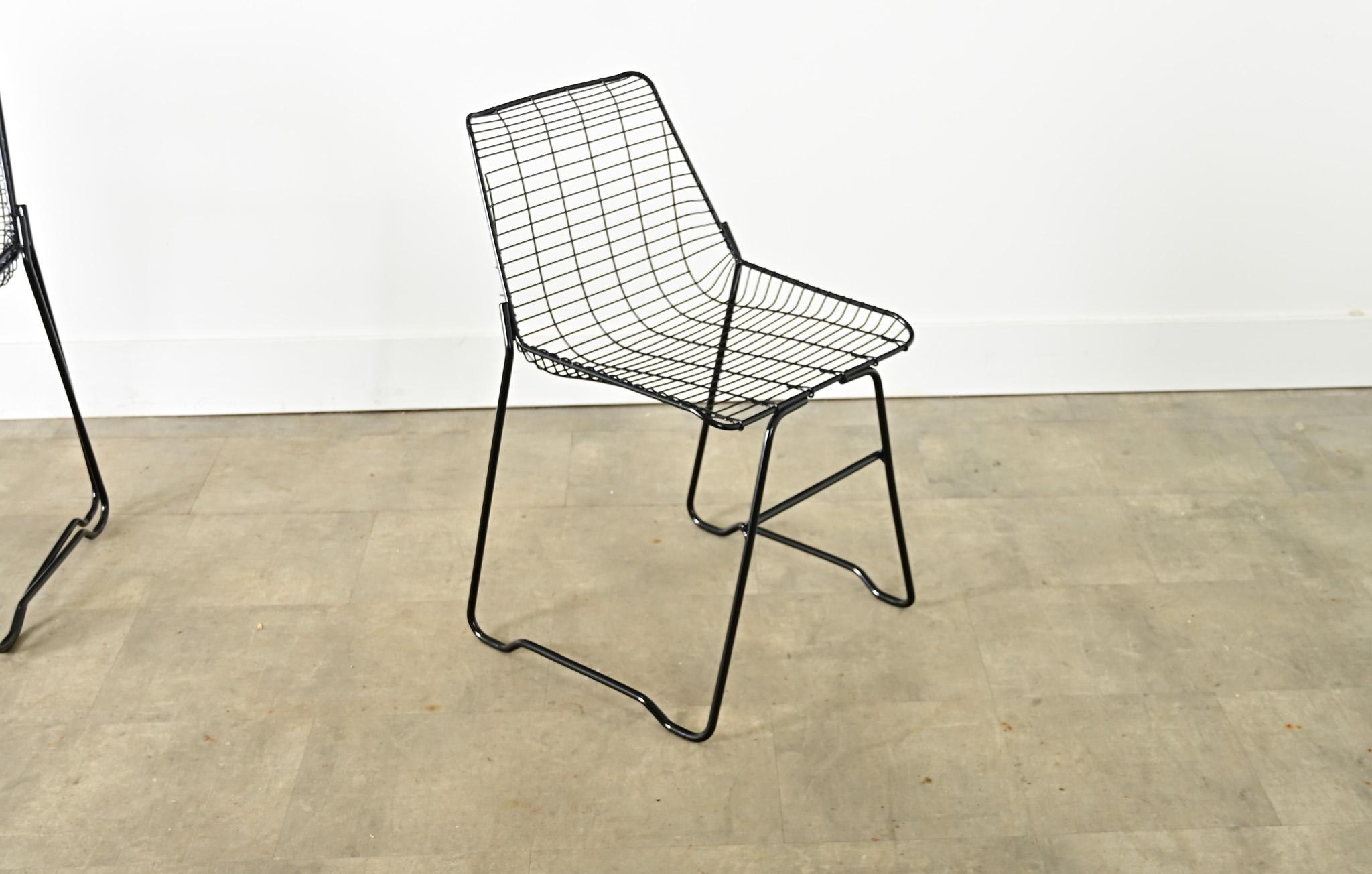 French Vintage Set of Eight Black Wire Chairs en venta 10
