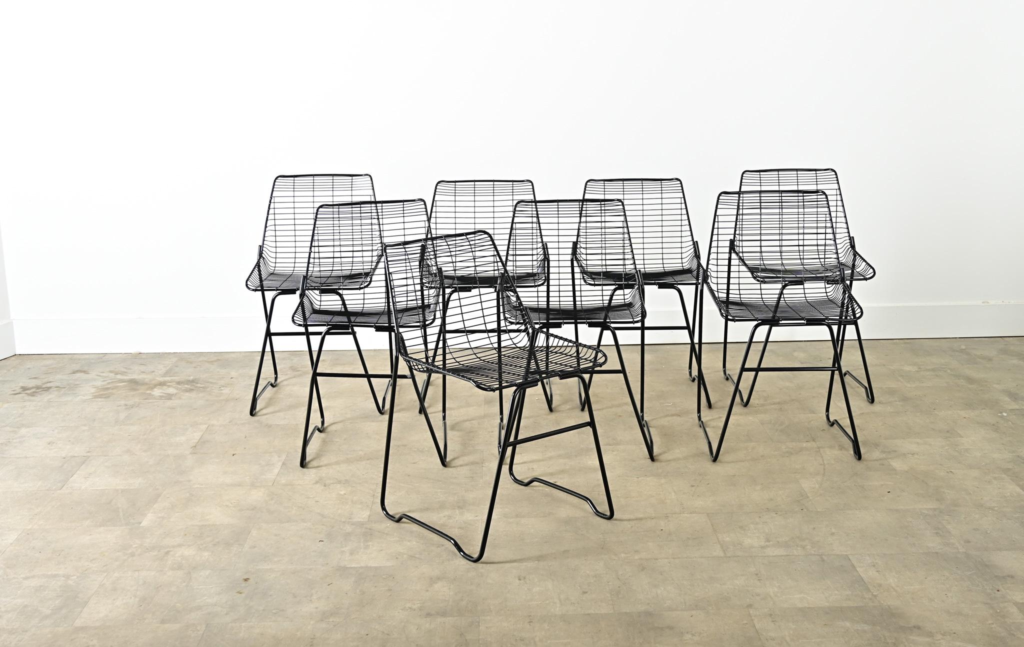 French Vintage Set of Eight Black Wire Chairs Moderno en venta