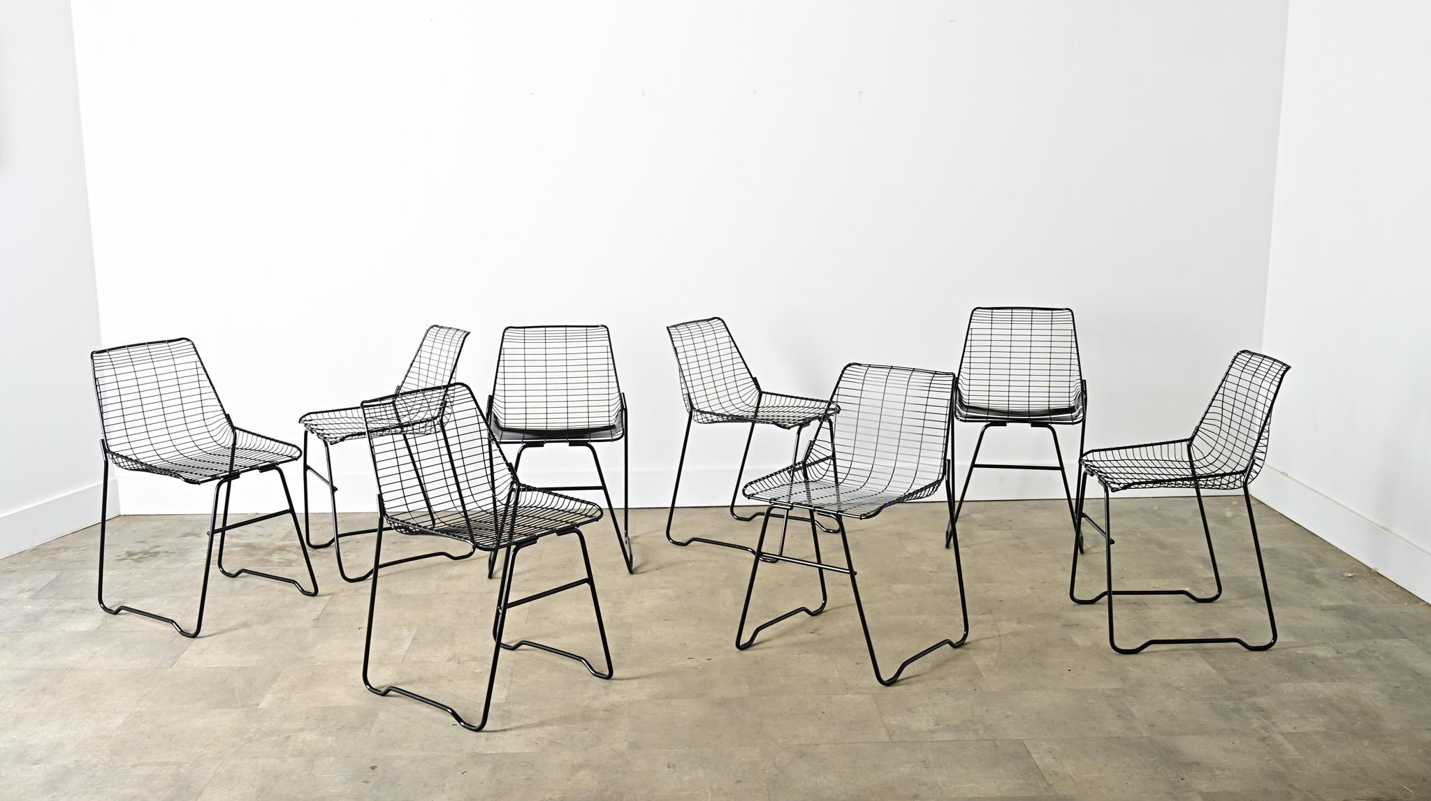 French Vintage Set of Eight Black Wire Chairs Soldado en venta
