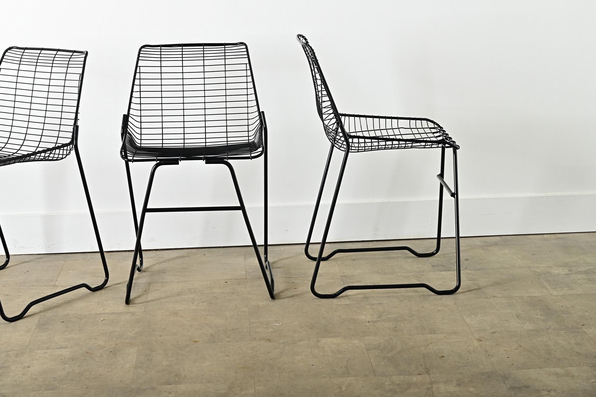 French Vintage Set of Eight Black Wire Chairs siglo XX en venta