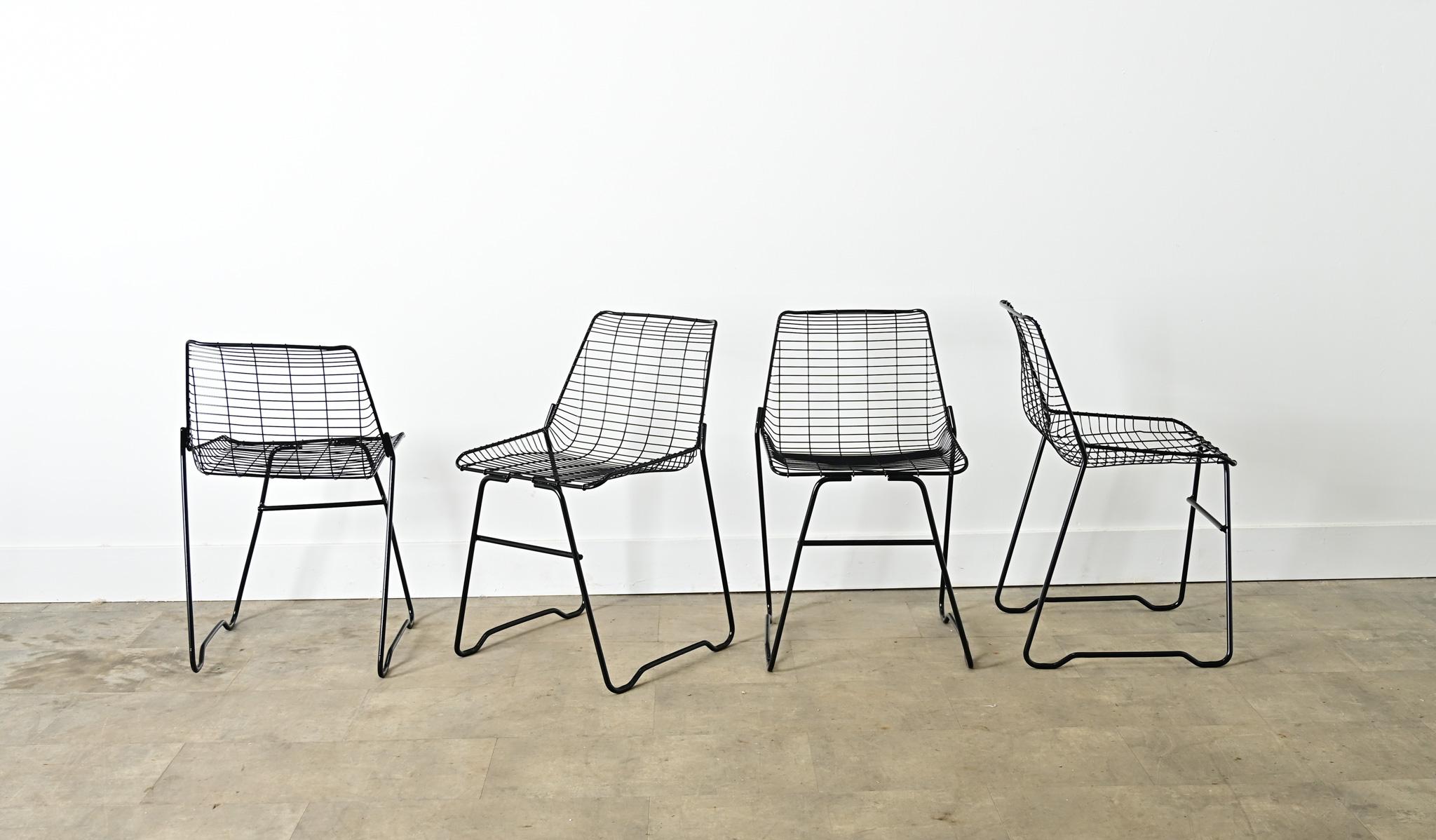 French Vintage Set of Eight Black Wire Chairs Metal en venta