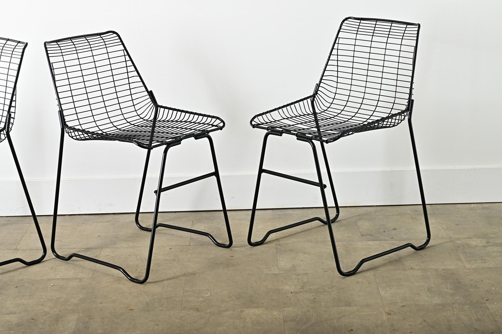 French Vintage Set of Eight Black Wire Chairs en venta 1