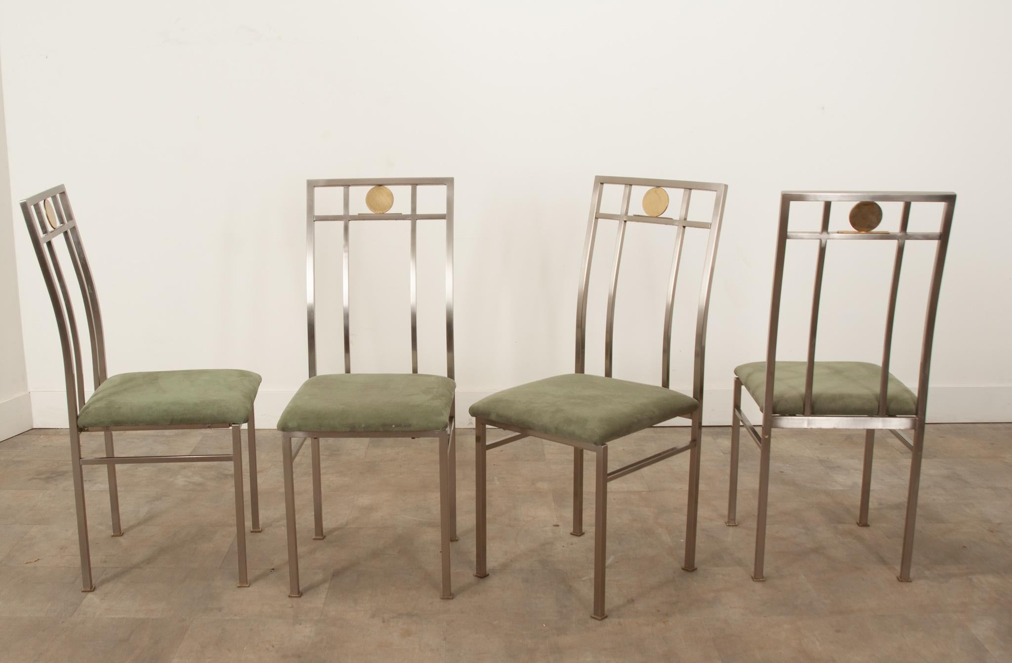 Ein fabelhaftes Set von vier modernen Esszimmerstühlen aus der Jahrhundertmitte, hergestellt in Frankreich um 1960. Diese schönen Stühle sind in ausgezeichnetem Zustand und verfügen über vergoldete Silber und Gold akzentuiert Metallrahmen, die
