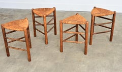 Juego Vintage Francés de Cuatro Taburetes Triangulares con Asiento de Roble y Friso