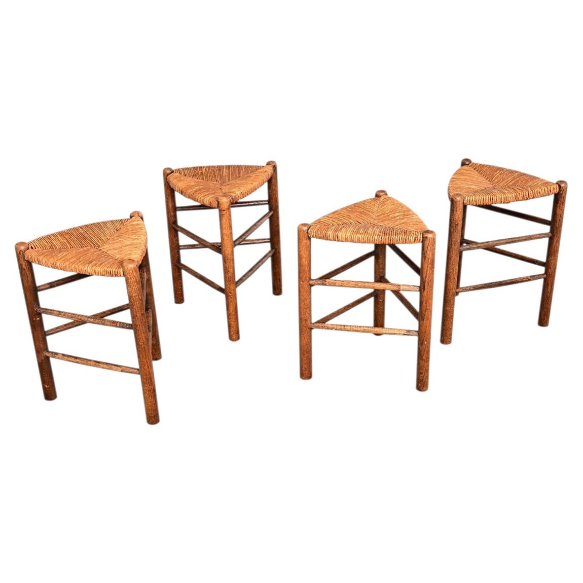Set di quattro sgabelli triangolari in Oak e sedili in giunco