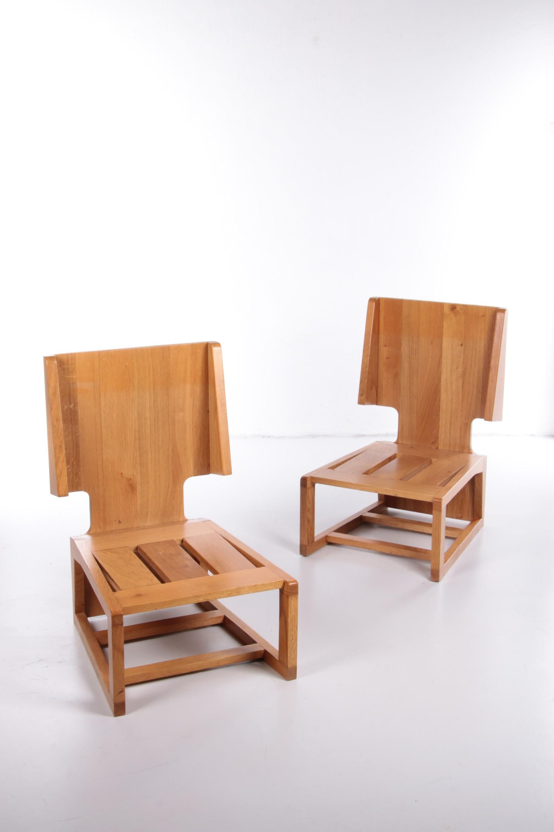 Bel ensemble de deux fauteuils design vintage au design unique et particulier.

Ces chaises longues rétro vintage ont été produites dans les années 1970 en France. Le cadre est fait d'un chêne clair et le siège est fait d'un magnifique tissu rouge