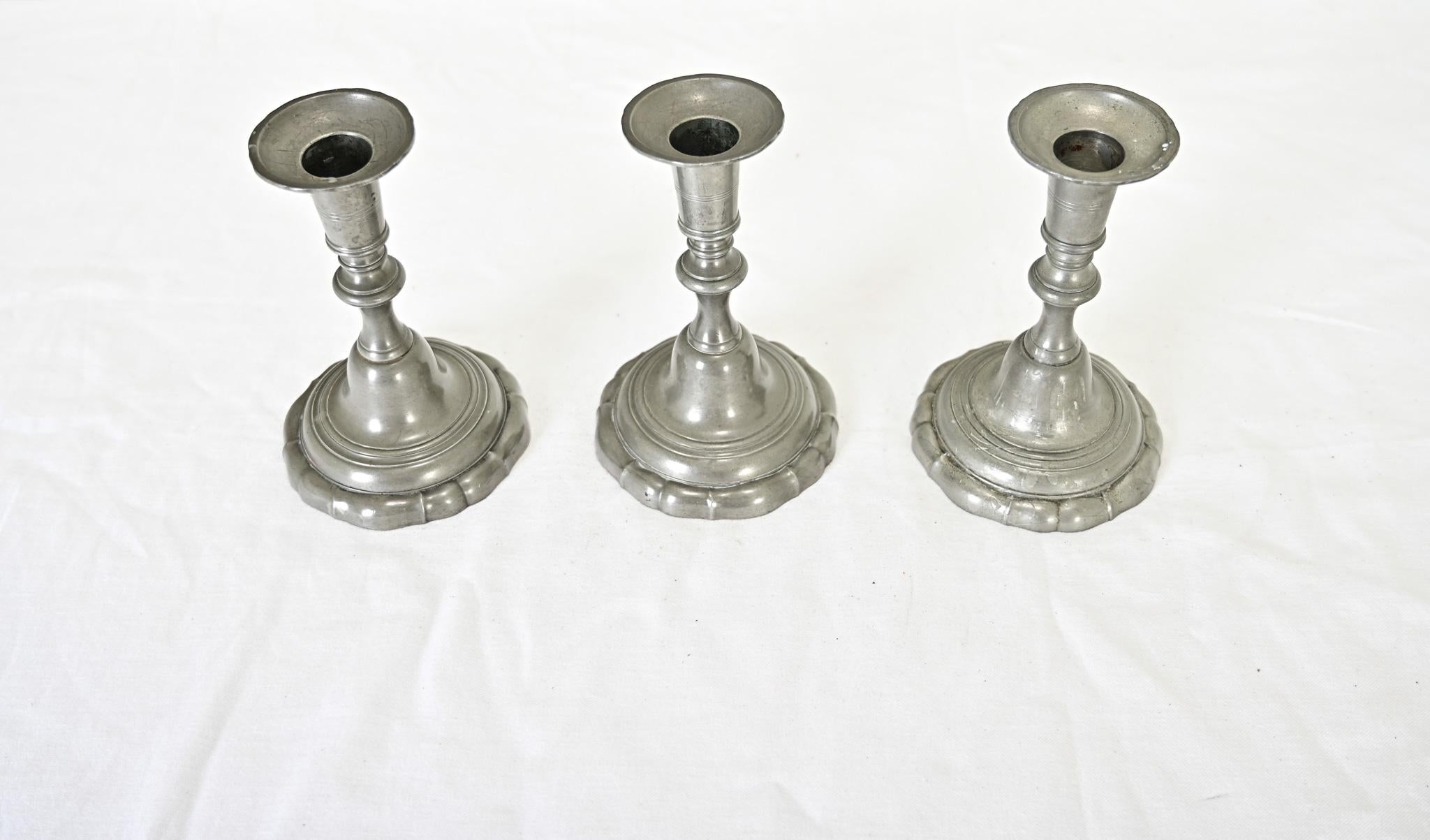 Rococo Ensemble de trois chandeliers en étain de style français en vente