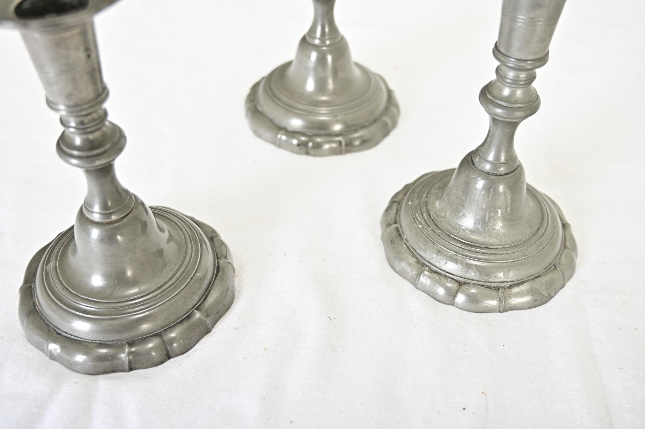 Français Ensemble de trois chandeliers en étain de style français en vente