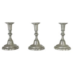 Ensemble de trois chandeliers en étain de style français