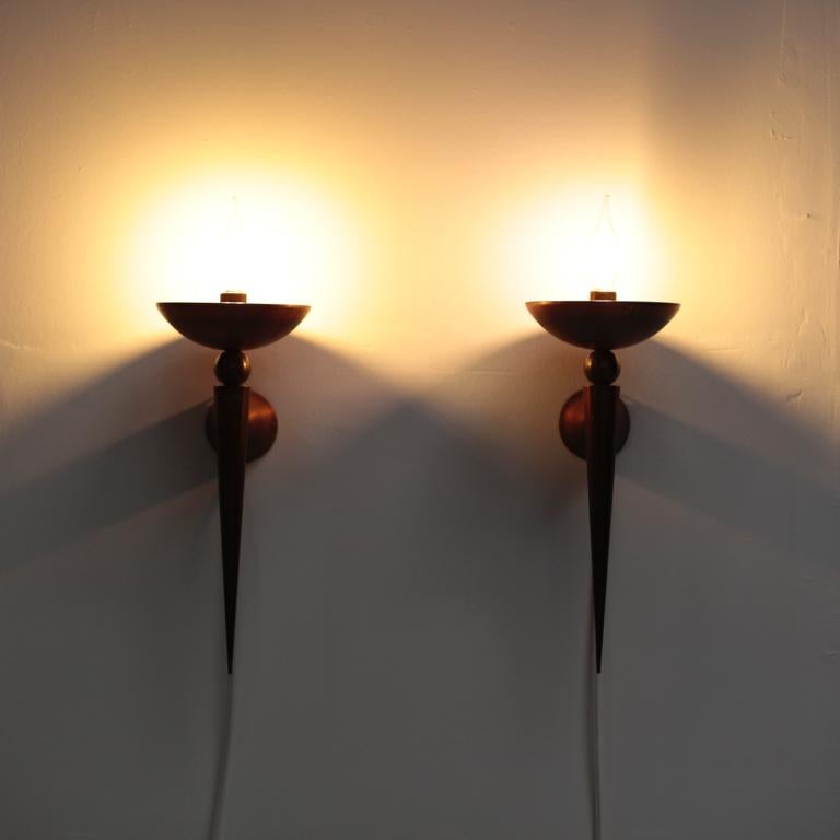 Wall lamp from France. The lower part is solid copper and the middle part is brass. There is also a simple but subtle contrast, minimal form is also a lamp with a strong presence.
