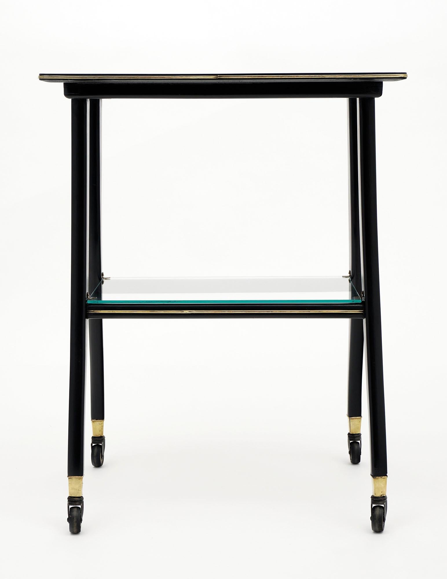 Table d'appoint française vintage sur roulettes Bon état - En vente à Austin, TX