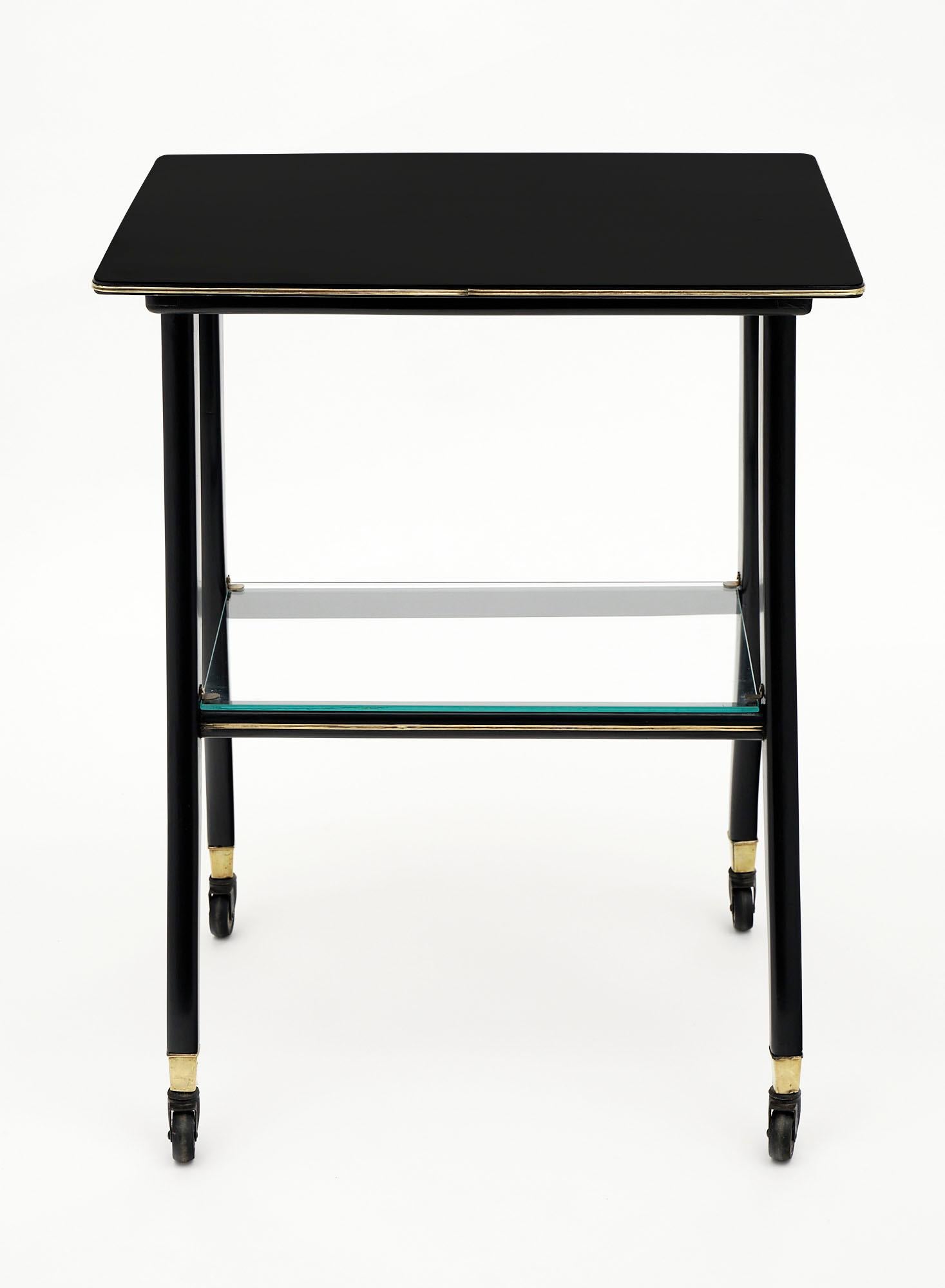 Fin du 20e siècle Table d'appoint française vintage sur roulettes en vente