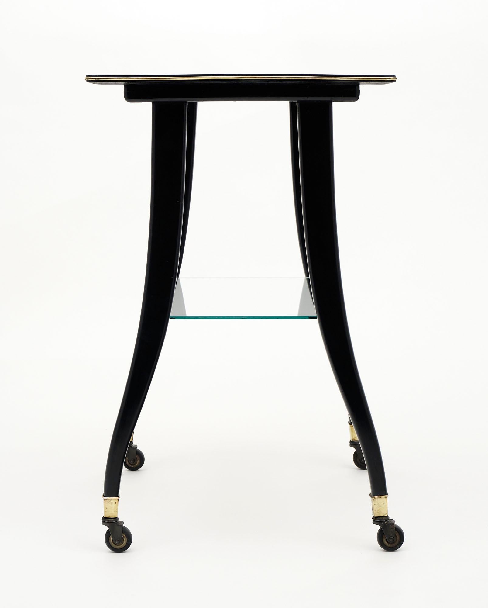 Laiton Table d'appoint française vintage sur roulettes en vente