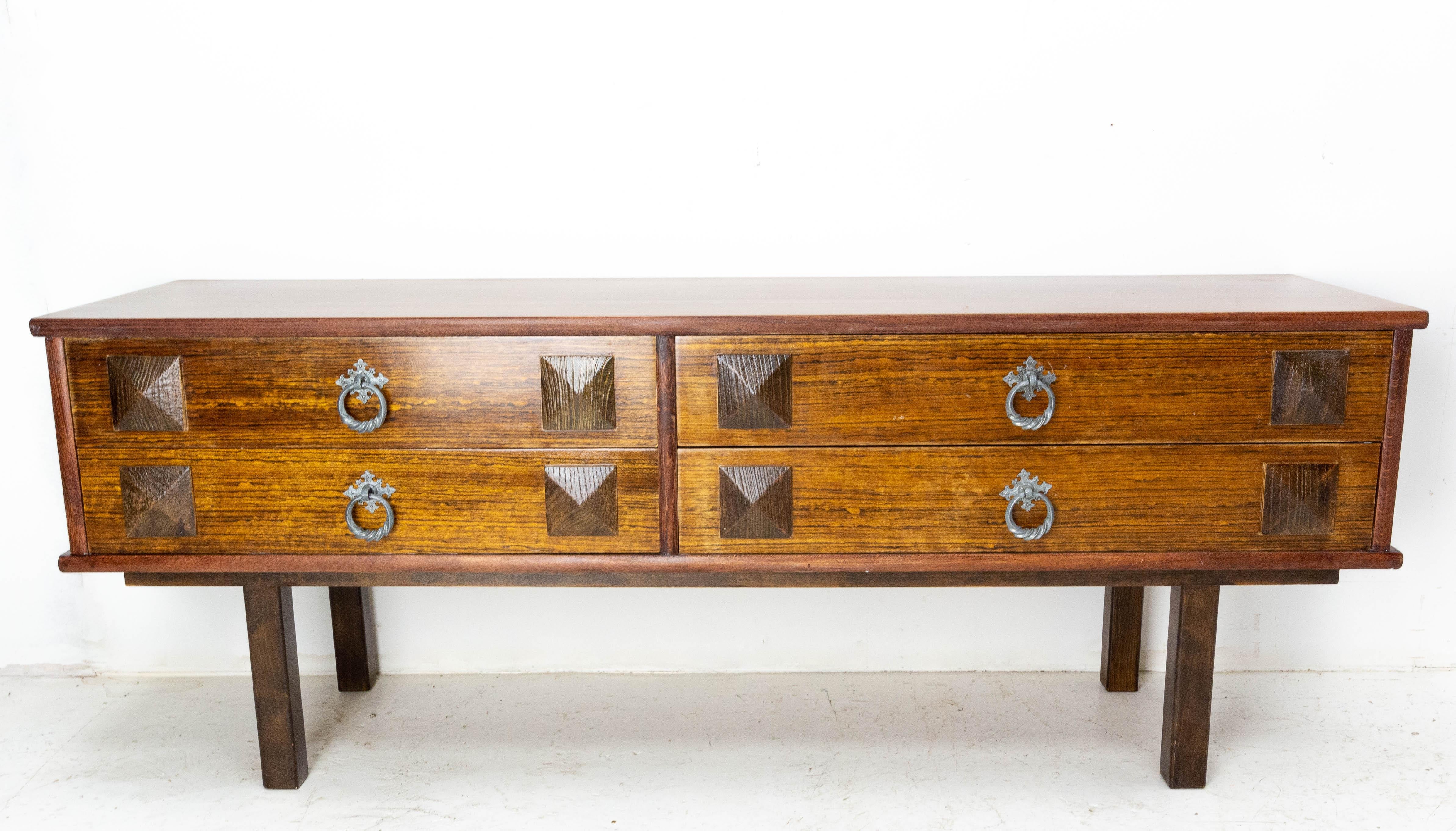 Lounge room console or side table with four drawers.
Wood and metal.
Very characteristic of the 60's style
Very good condition
The legs will be dismantled for the shipping. 

Shipping:
P42 L 147 H 33 33.6Kg.