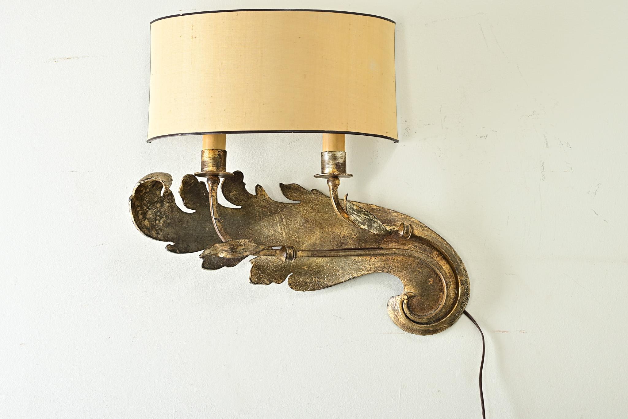 Dieser französische Wandleuchter aus vergoldeter Bronze im Vintage-Stil ist ein skulpturaler Blickfang an jeder Wand und verbindet neoklassische Themen mit dem Geschmack des 20. Hinter dem sanft abgenutzten Seidenschirm befinden sich zwei