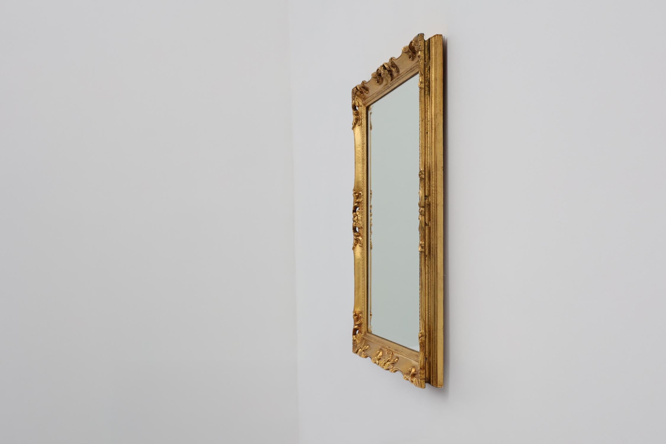 Specchio d'epoca quadrato in legno intagliato e dorato in stile barocco in vendita 3