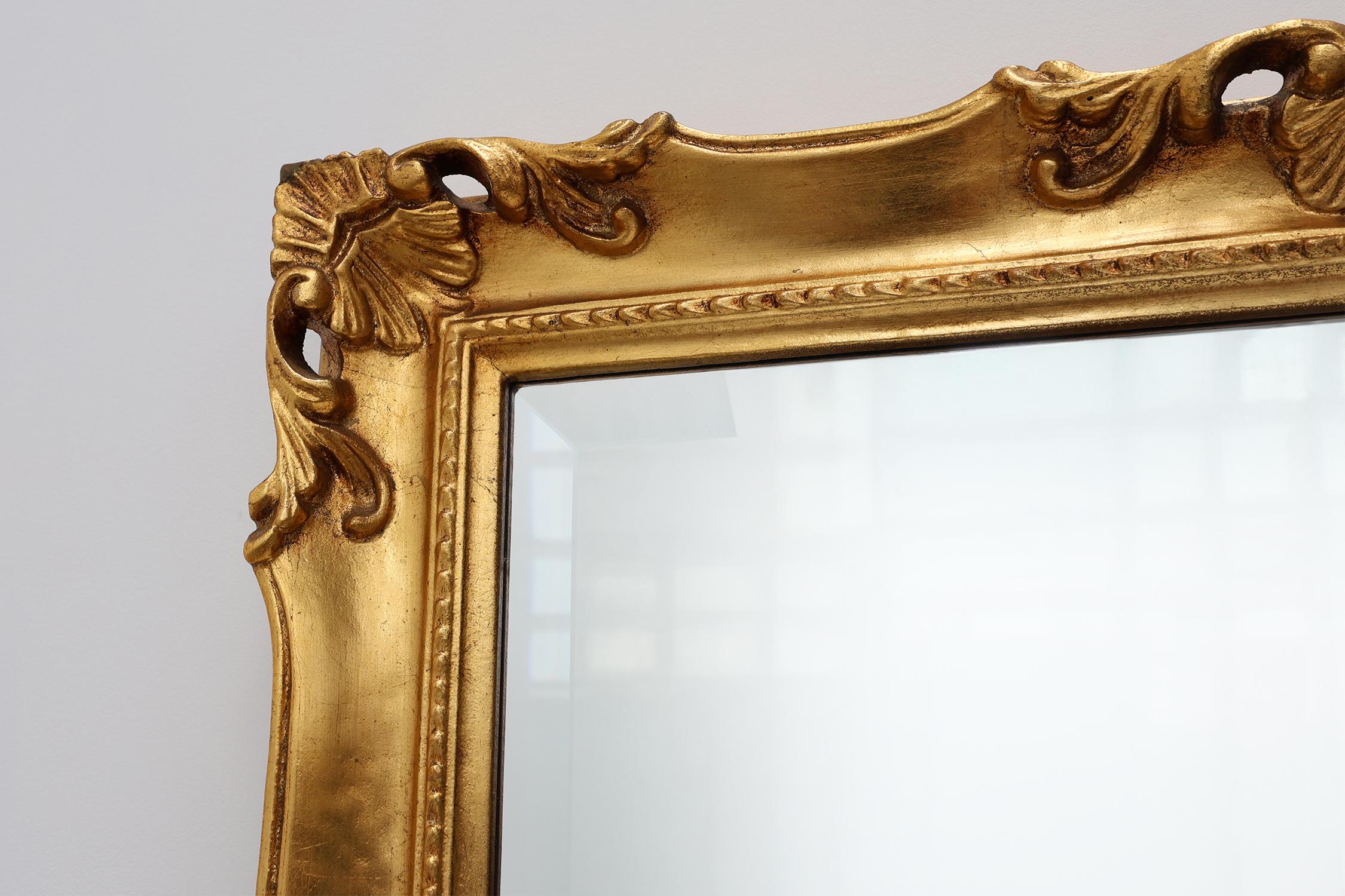 Francia / 1950 / specchio / legno / barocco / vintage / metà secolo

Specchio in stile barocco con cornice dorata intagliata e bellissimo aspetto antico. 

Questo specchio favorisce la luce naturale e crea l'illusione di uno spazio più ampio,