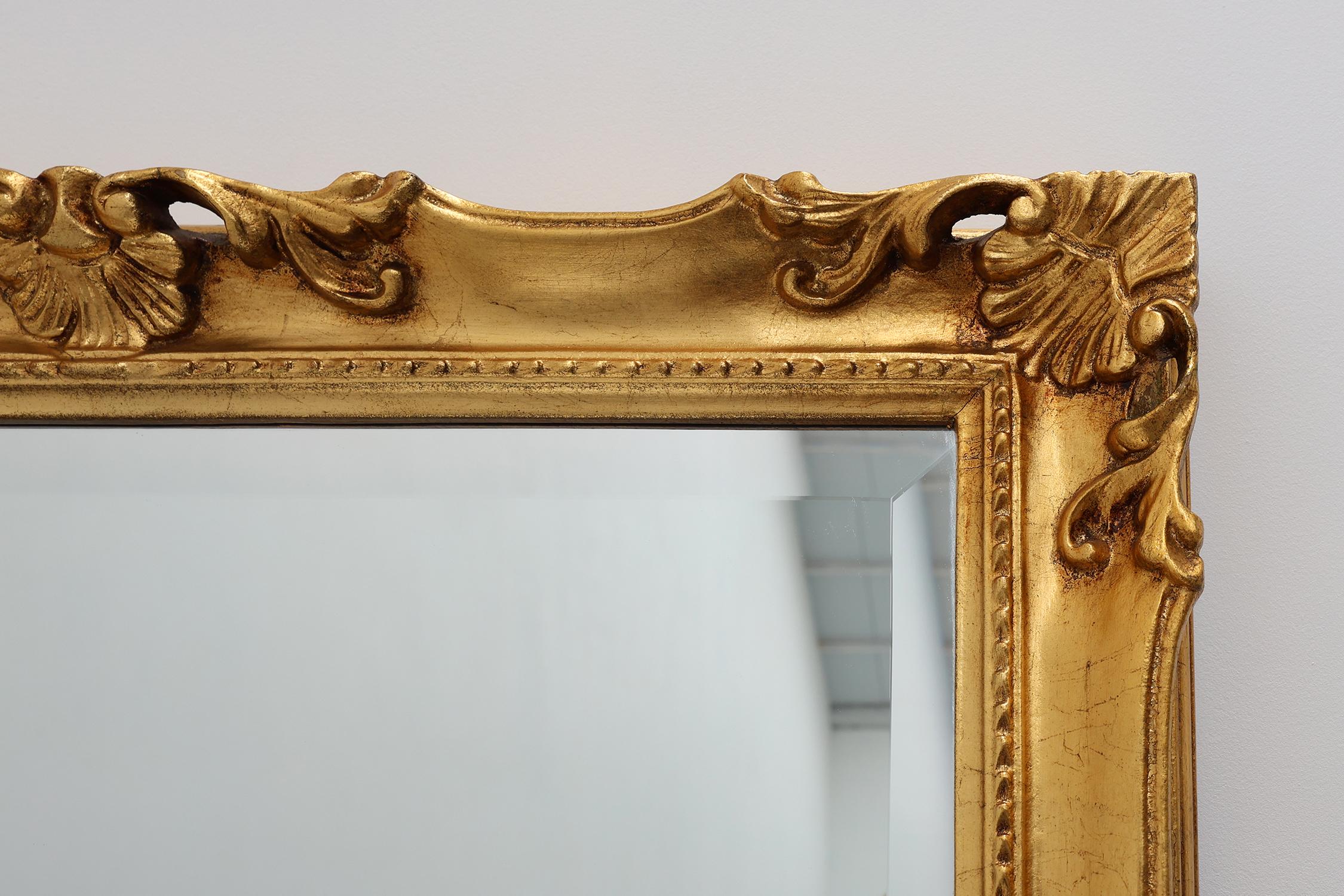 Neobarocco Specchio d'epoca quadrato in legno intagliato e dorato in stile barocco in vendita