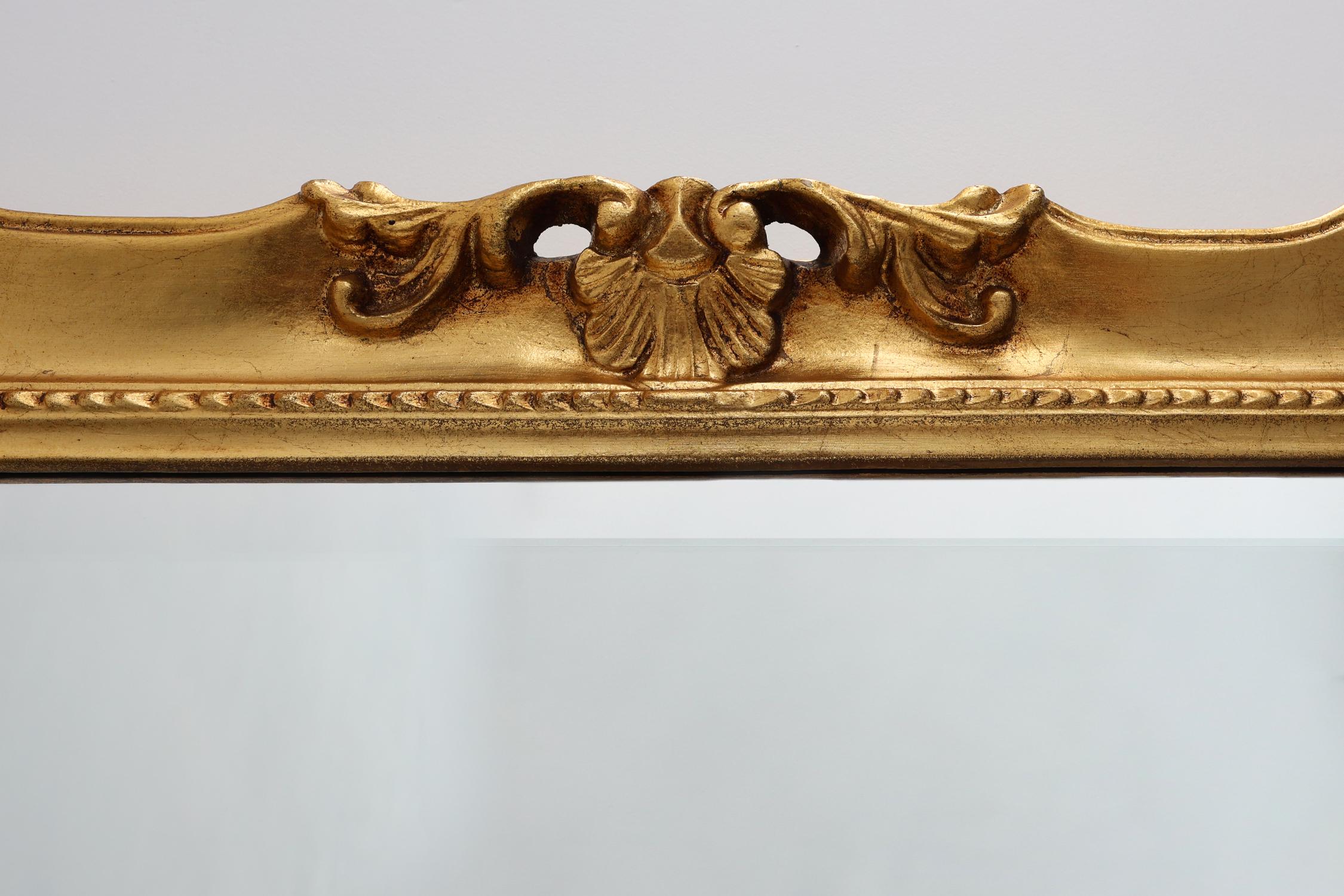 Francese Specchio d'epoca quadrato in legno intagliato e dorato in stile barocco in vendita