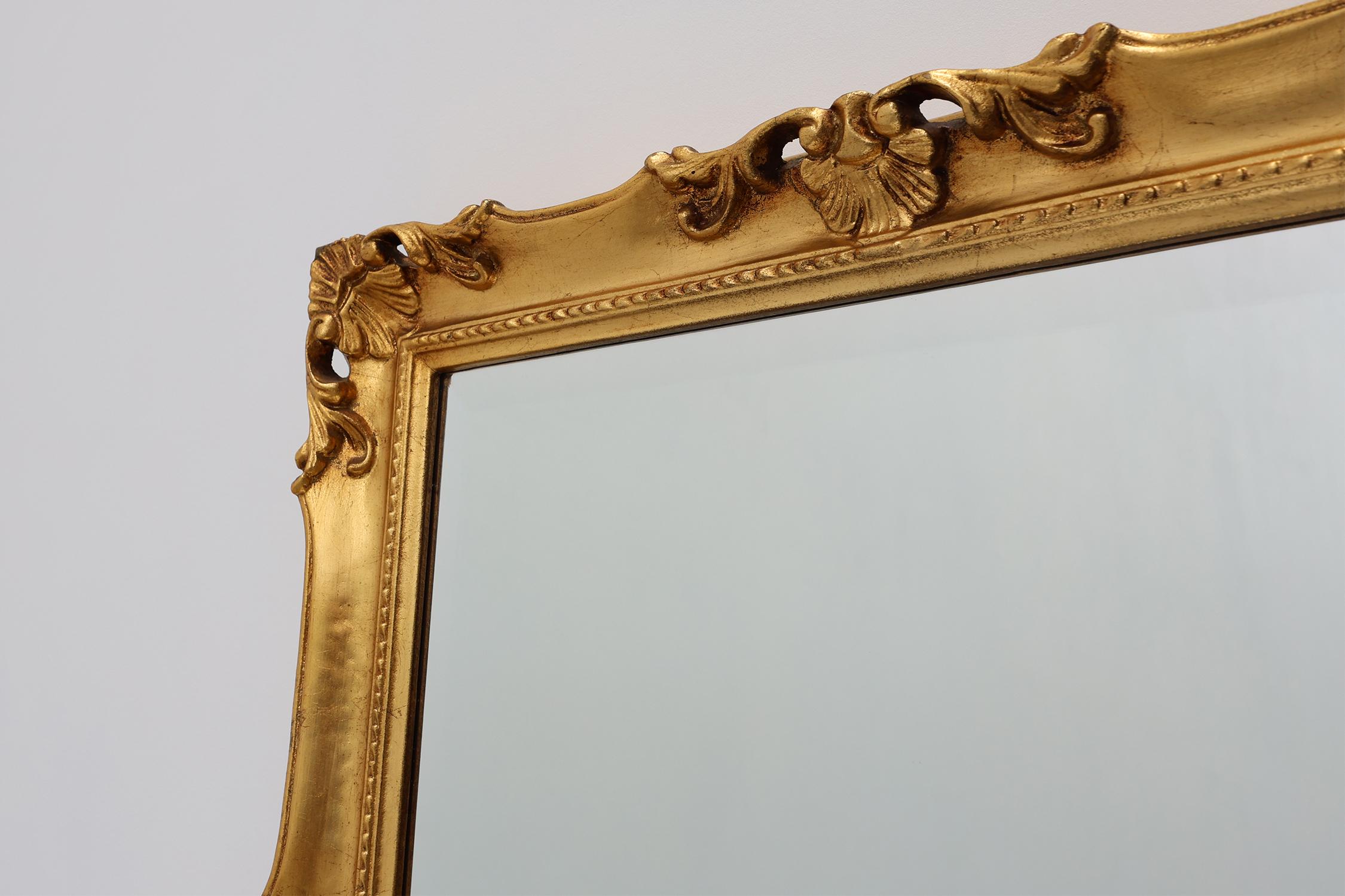 Specchio d'epoca quadrato in legno intagliato e dorato in stile barocco in vendita 1