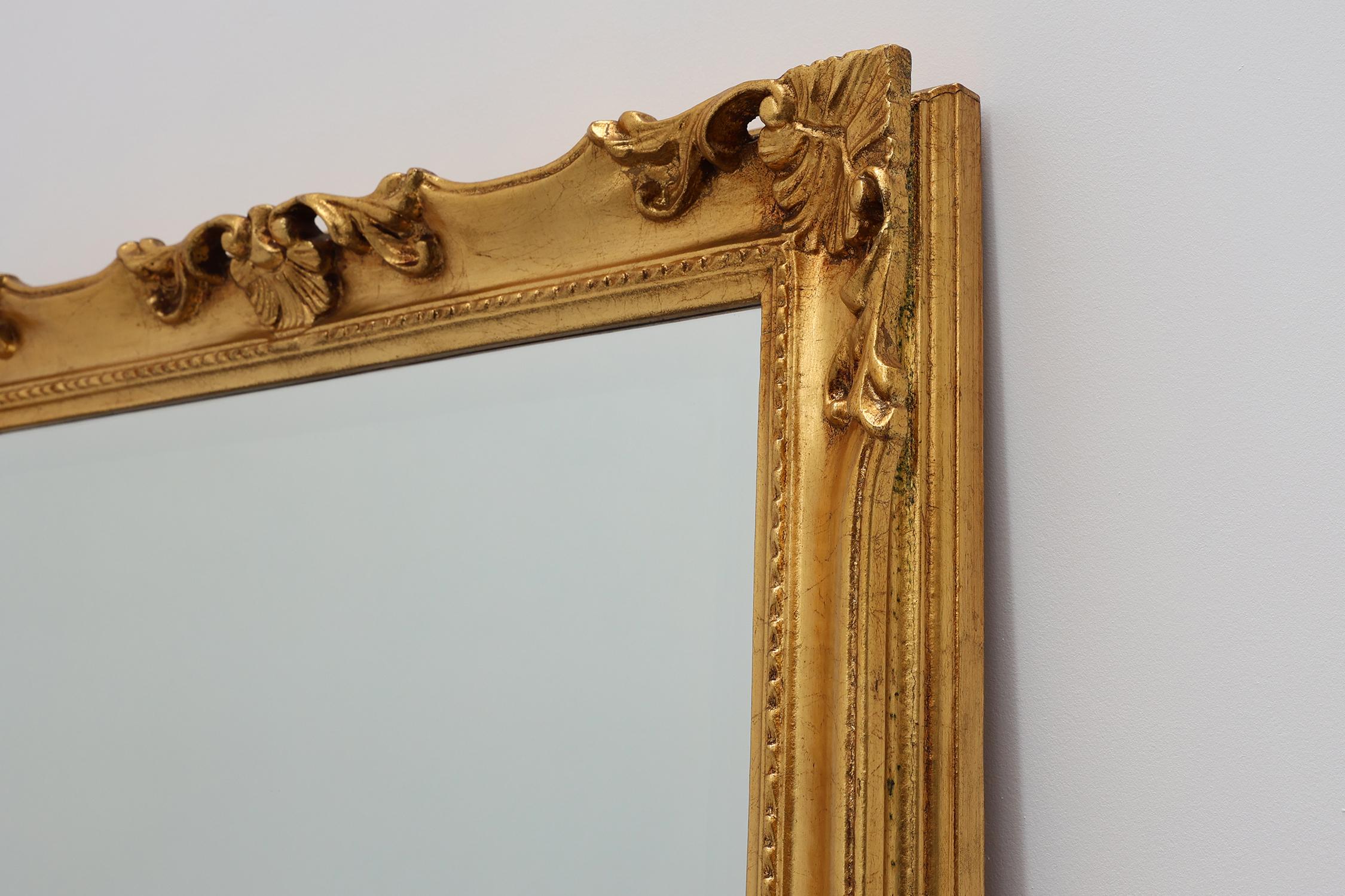 Specchio d'epoca quadrato in legno intagliato e dorato in stile barocco in vendita 2