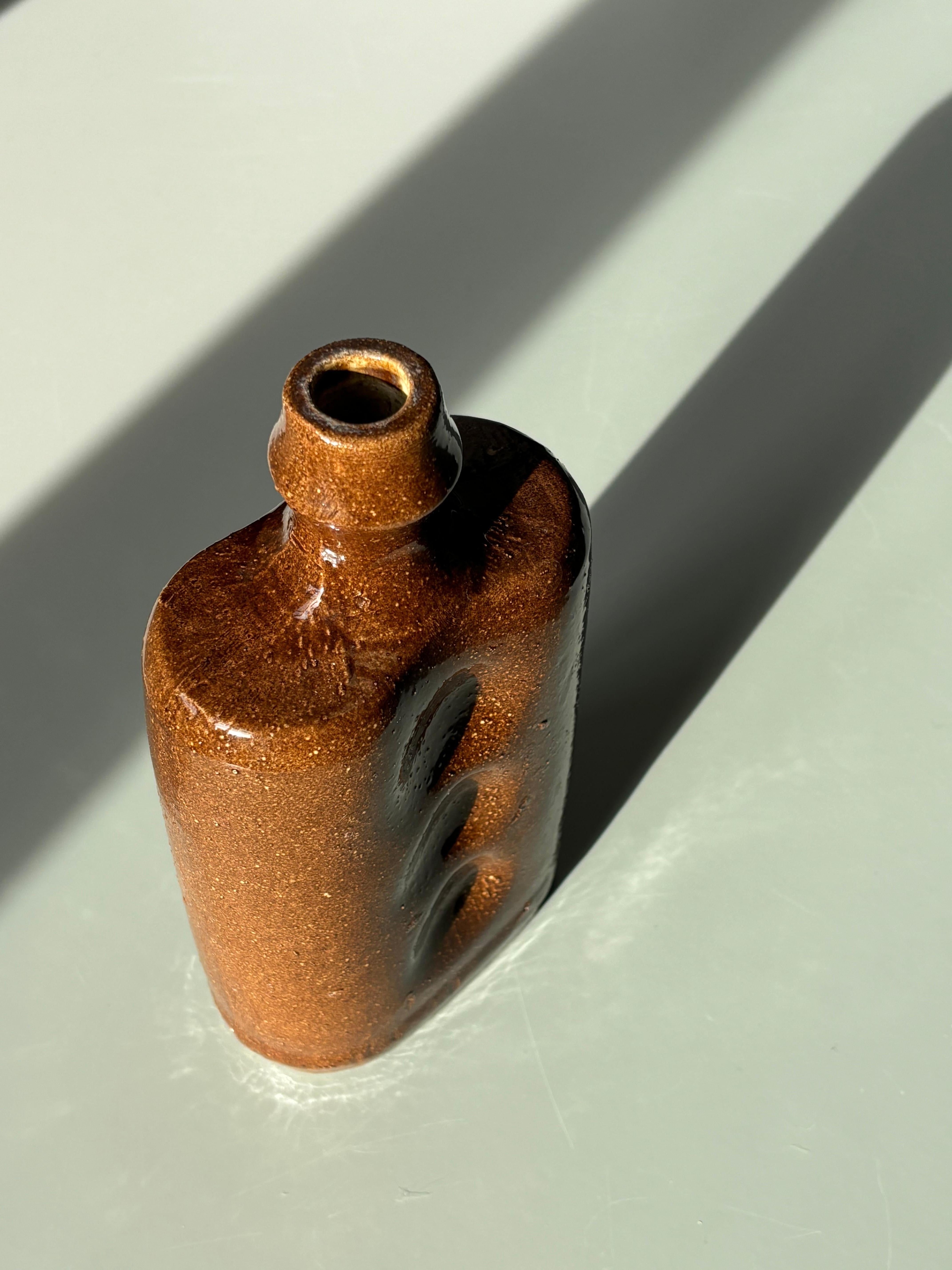 Fatto a mano Vaso a bottiglia in gres francese d'epoca con decoro circolare, anni '40 circa in vendita