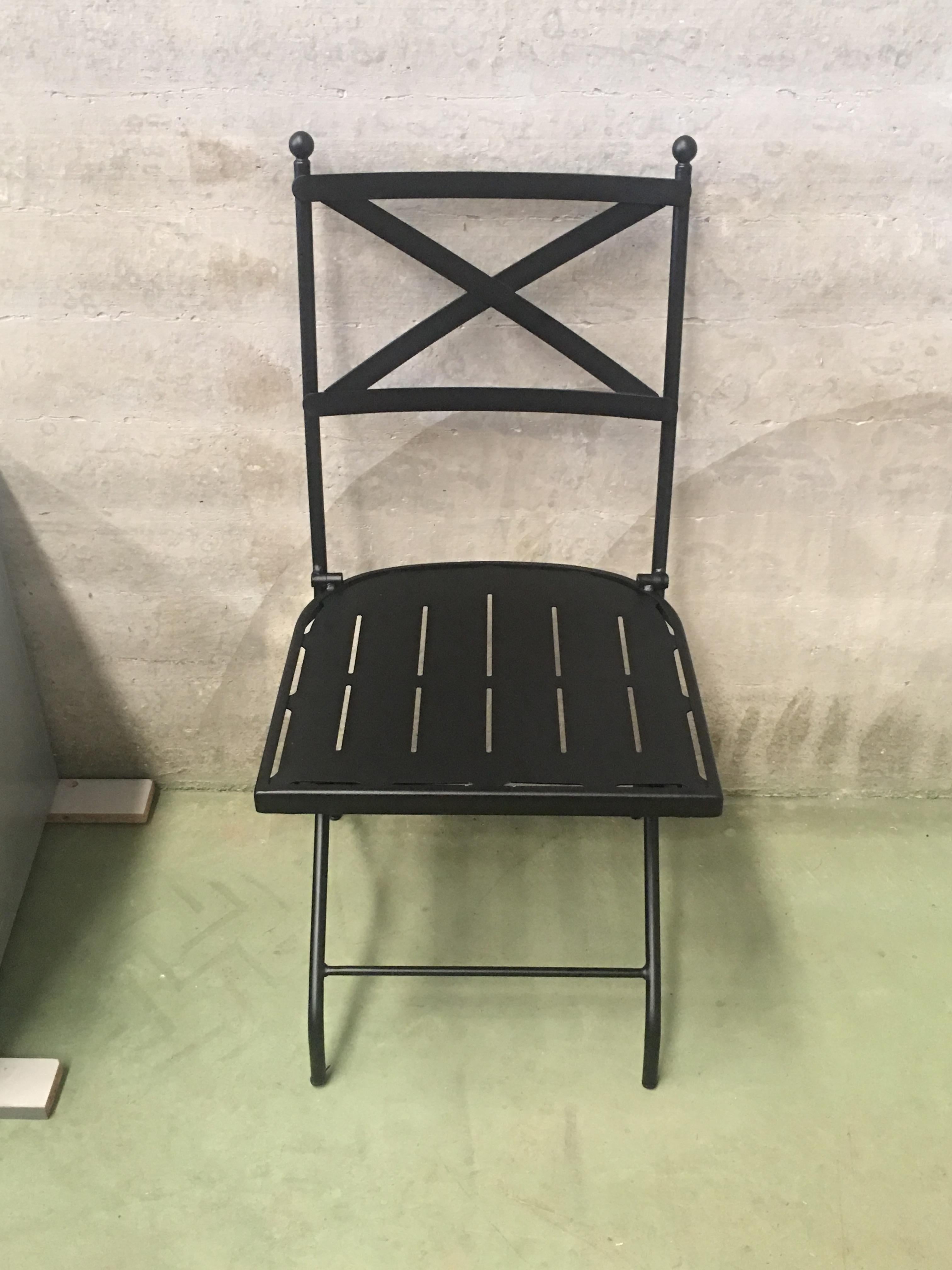 French Vintage Style Bistro Folding Iron Chair. Indoor & Outdoor In Excellent Condition In Miami, FL
