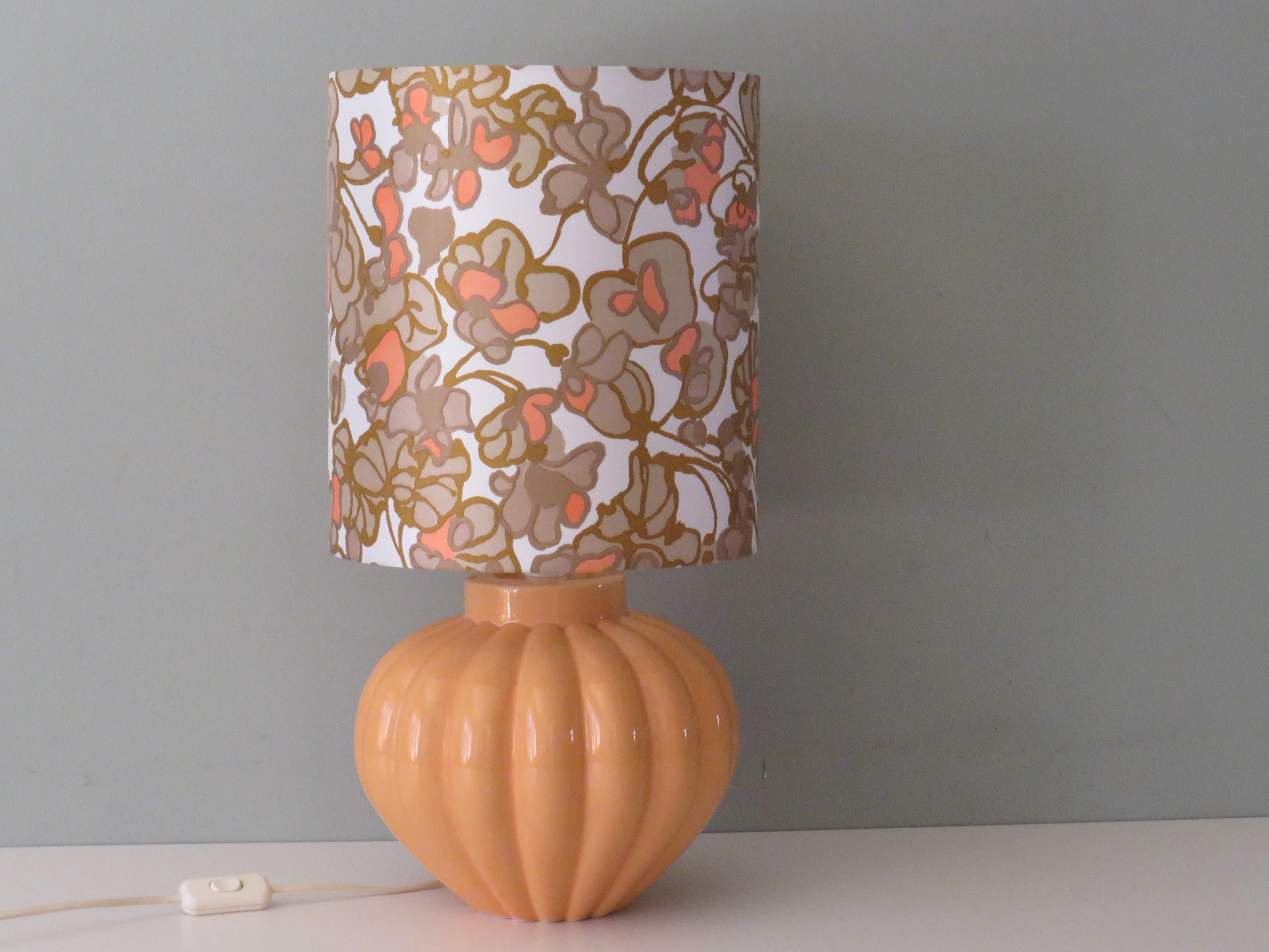 Ribbed ceramic lamp base with a handmade lampshade from a silky vintage fabric.
The lamp has 1 E 27 fitting and white wiring with on and off button.