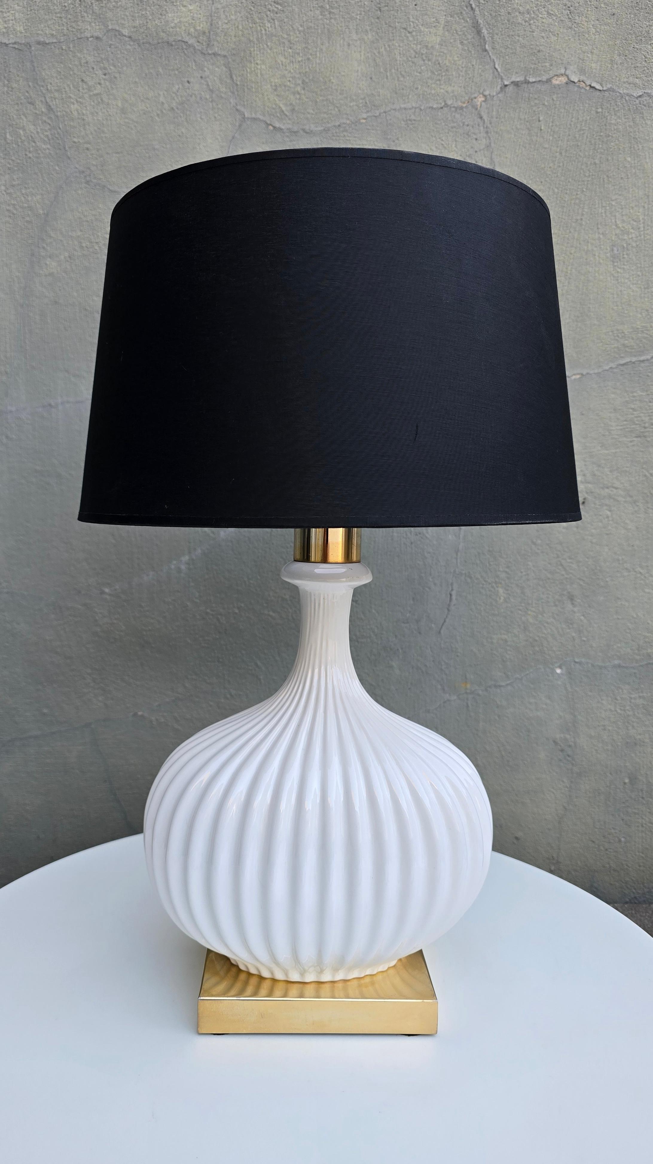 French Vintage Table Lamp in Shell Form with Brass Base – 1970s Style

Elegant French table lamp featuring a sculptural ceramic base in the shape of a stylized shell. The glossy white glazed ceramic has a ribbed texture that plays beautifully with