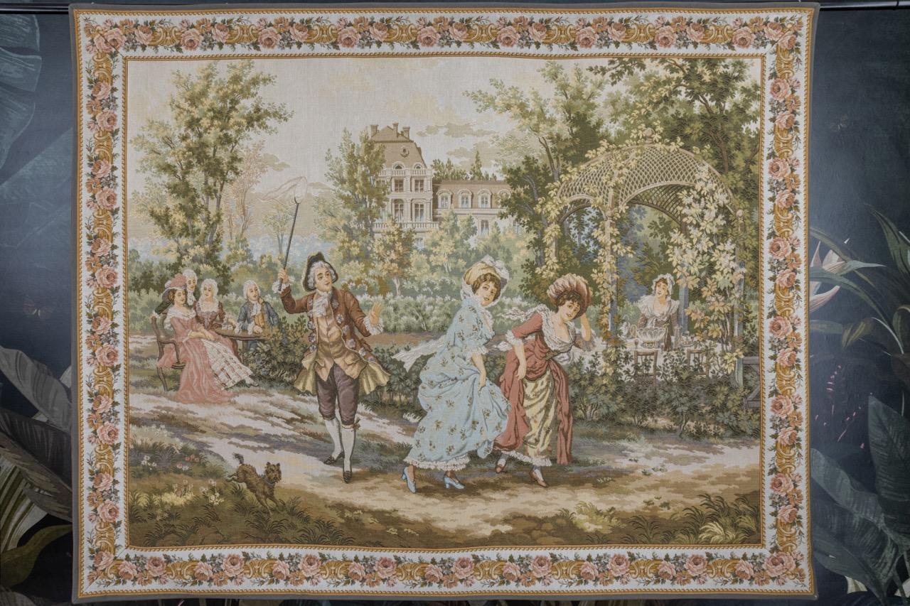 Französischer Vintage-Wandteppich Gallant Scene von JP Paris Panneaux Gobelins aus dem späten 20. Jahrhundert.
Ein schöner französischer Wandteppich im Aubusson-Stil, innerhalb einer Blumenbordüre mit einer galanten Szene - eine Tanzszene in einem
