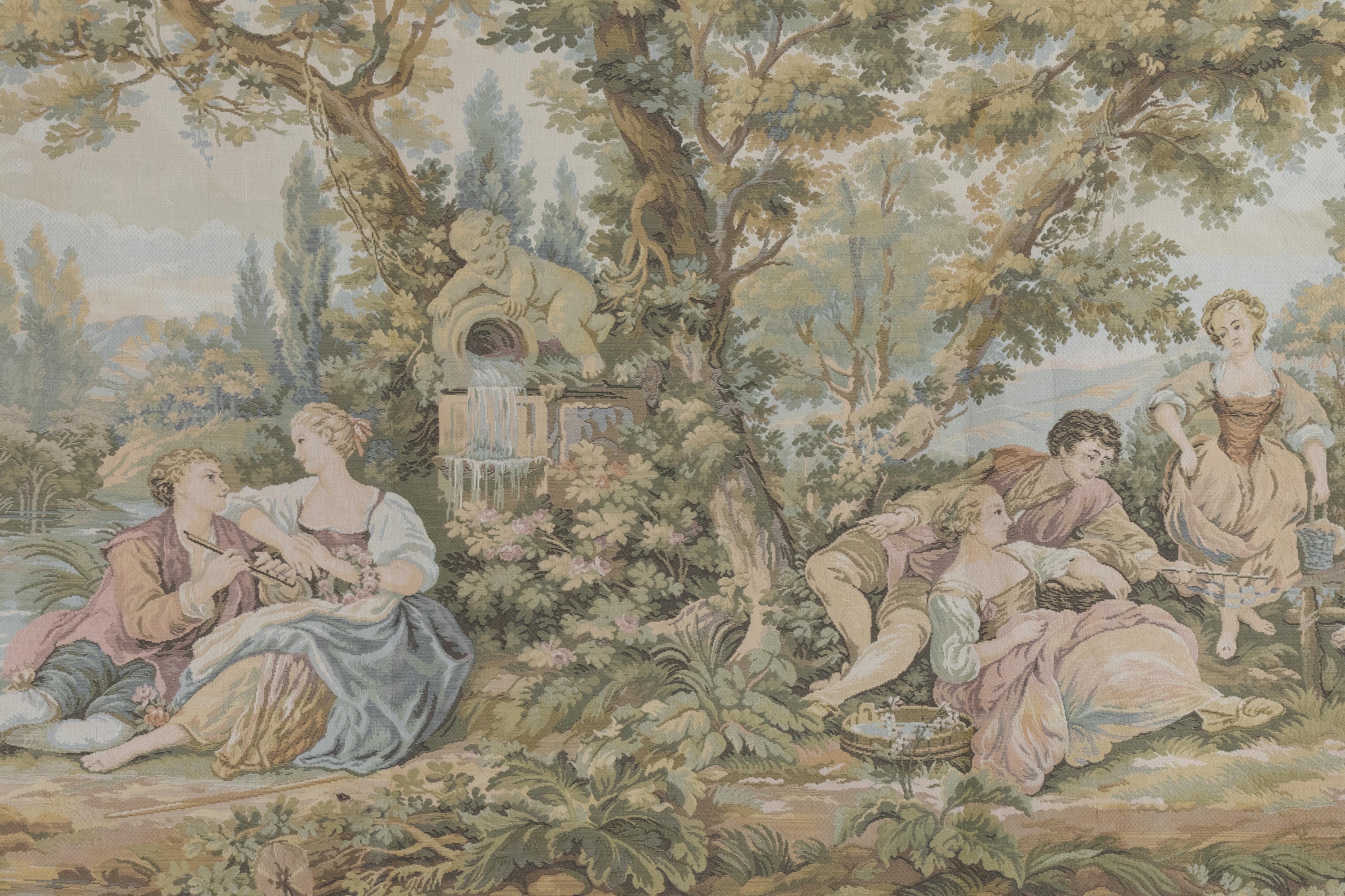 Tapiz vintage francés Escena galante de mediados del siglo XX.
Precioso tapiz francés de estilo Aubusson, dentro de una cenefa de hojas con una escena galante - una escena romántica en un jardín - colores suaves, un bonito motivo.
Dimensiones: 130