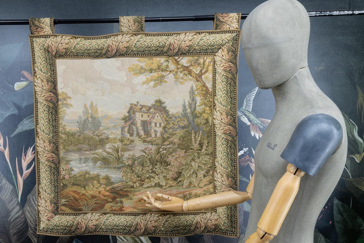 Rococò Arazzo francese d'epoca con paesaggio e ruota ad acqua in vendita