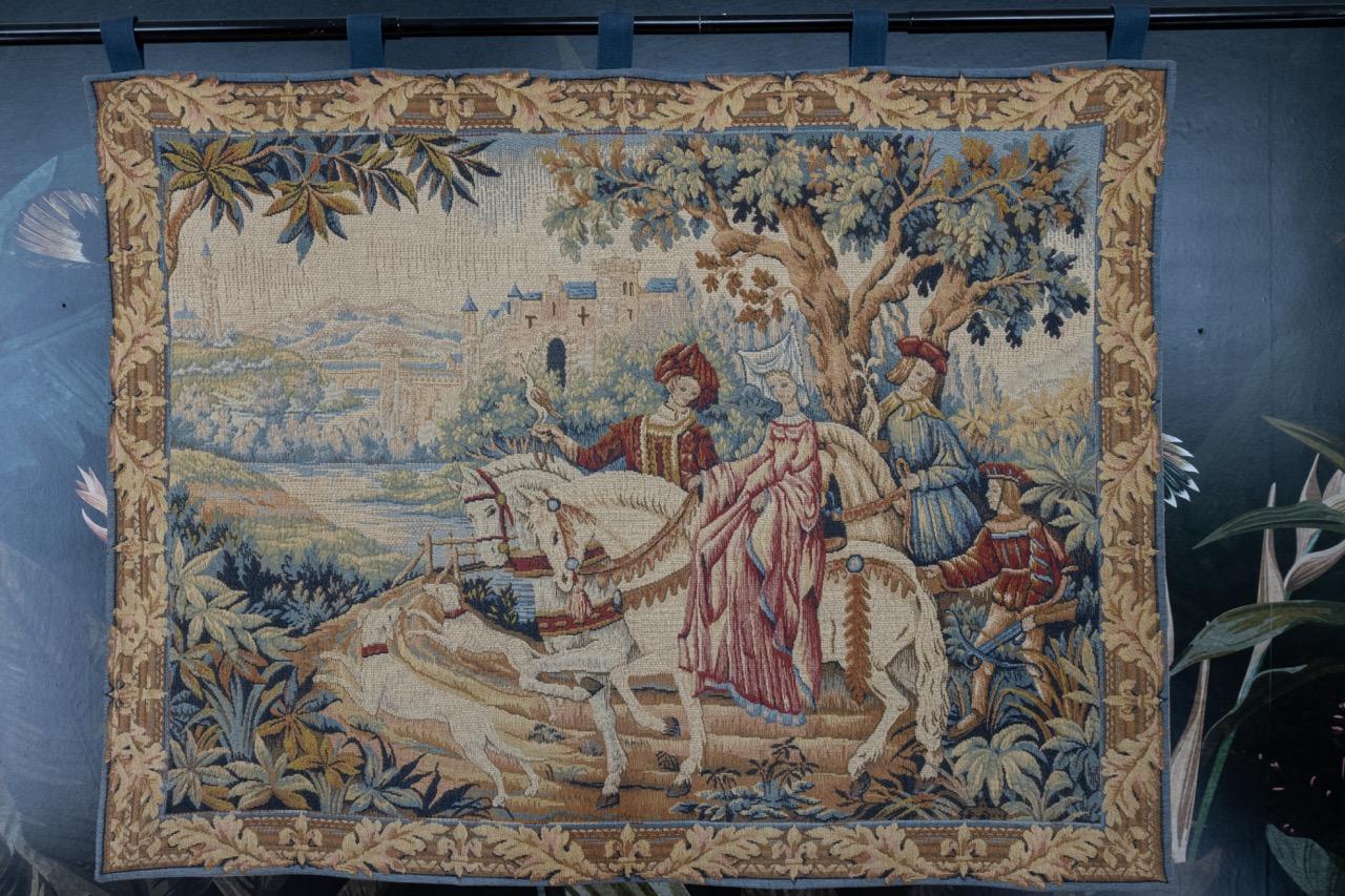 Französischer Wandteppich Die königliche Jagd von Marc Waymel, exklusiv für Le Médaillier Franklin, Frankreich, ca. 1984, geschaffen.
Ein farbenfroher und schöner Vintage-Wandteppich, ein Wandbehang, der eine Jagdszene darstellt - Royals auf Pferden