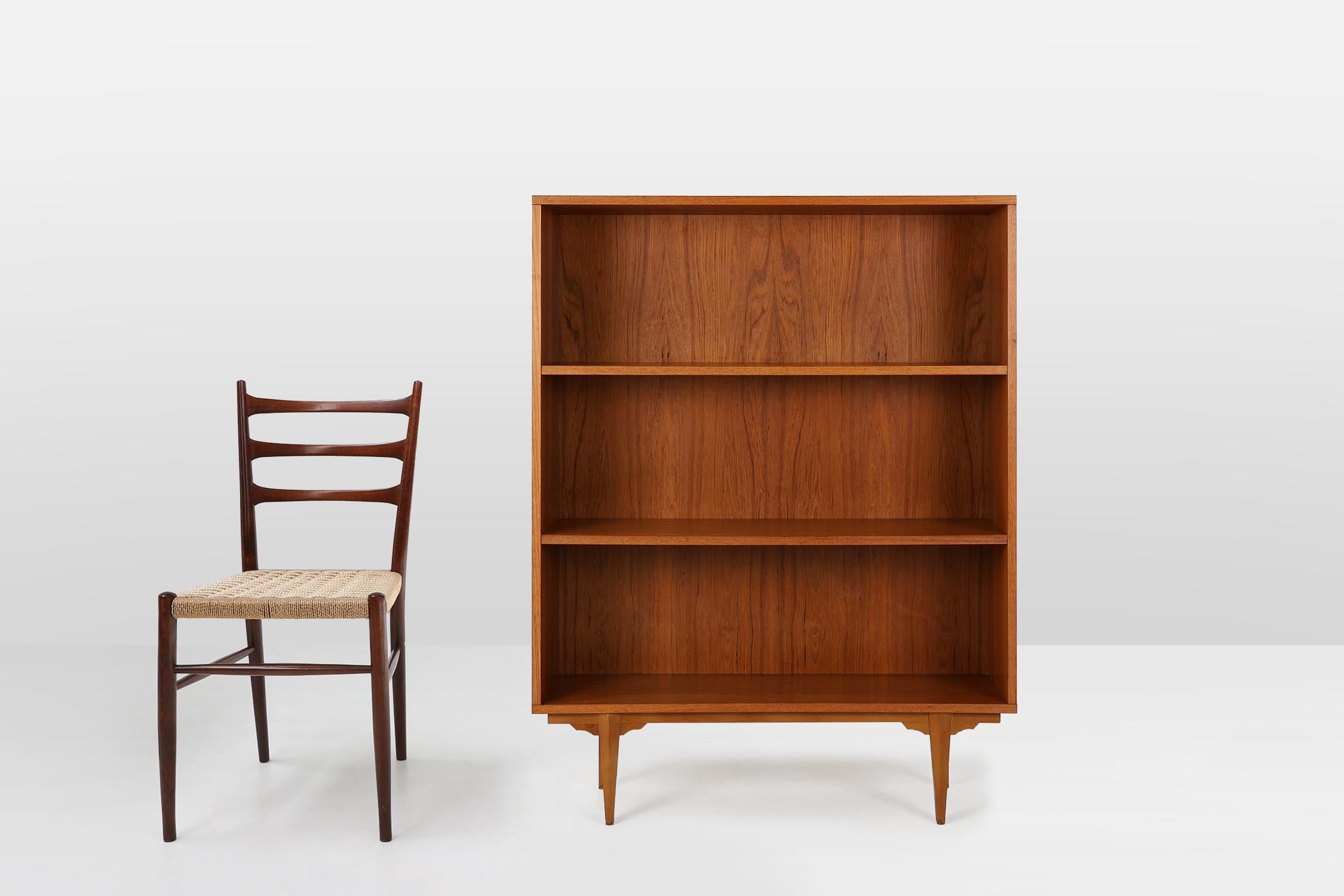 France / 1960 / cabinet / teak / Mid-century / Vintage

A teak bookcase or cabinet from the 1960s with two shelves and beautifully crafted faceted base.

This French cabinet with its sleek minimalistic design is a versatile storage solution for any