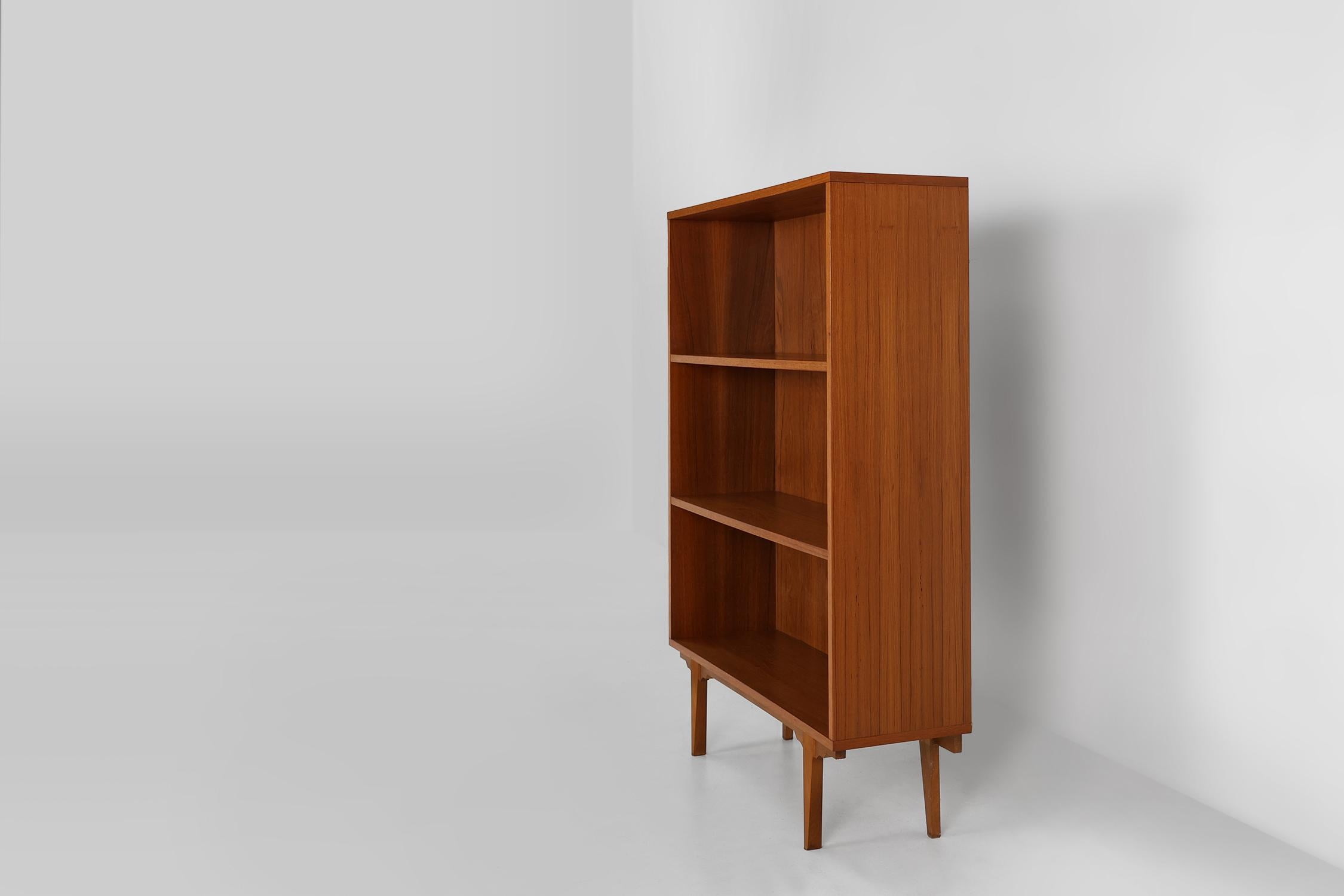 French vintage teak bookcase with 2 shelves from the 1960s In Good Condition For Sale In Meulebeke, BE