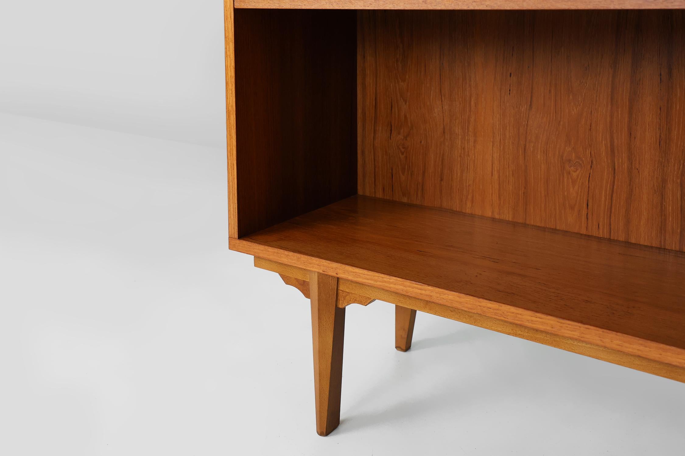 French vintage teak bookcase with 2 shelves from the 1960s For Sale 1