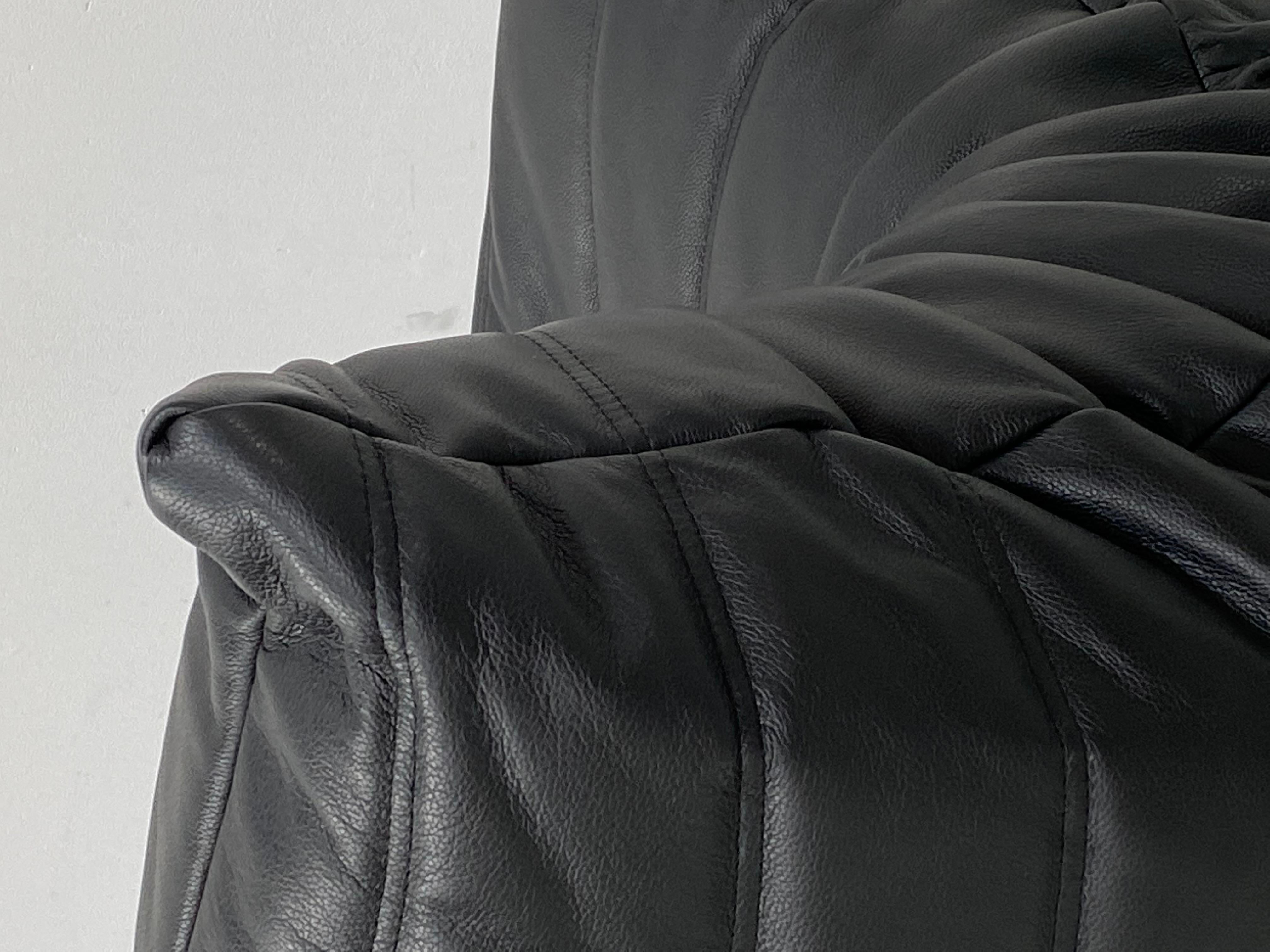 Französischer Togo-Stuhl aus schwarzem Leder von Michel Ducaroy für Ligne Roset. im Angebot 7