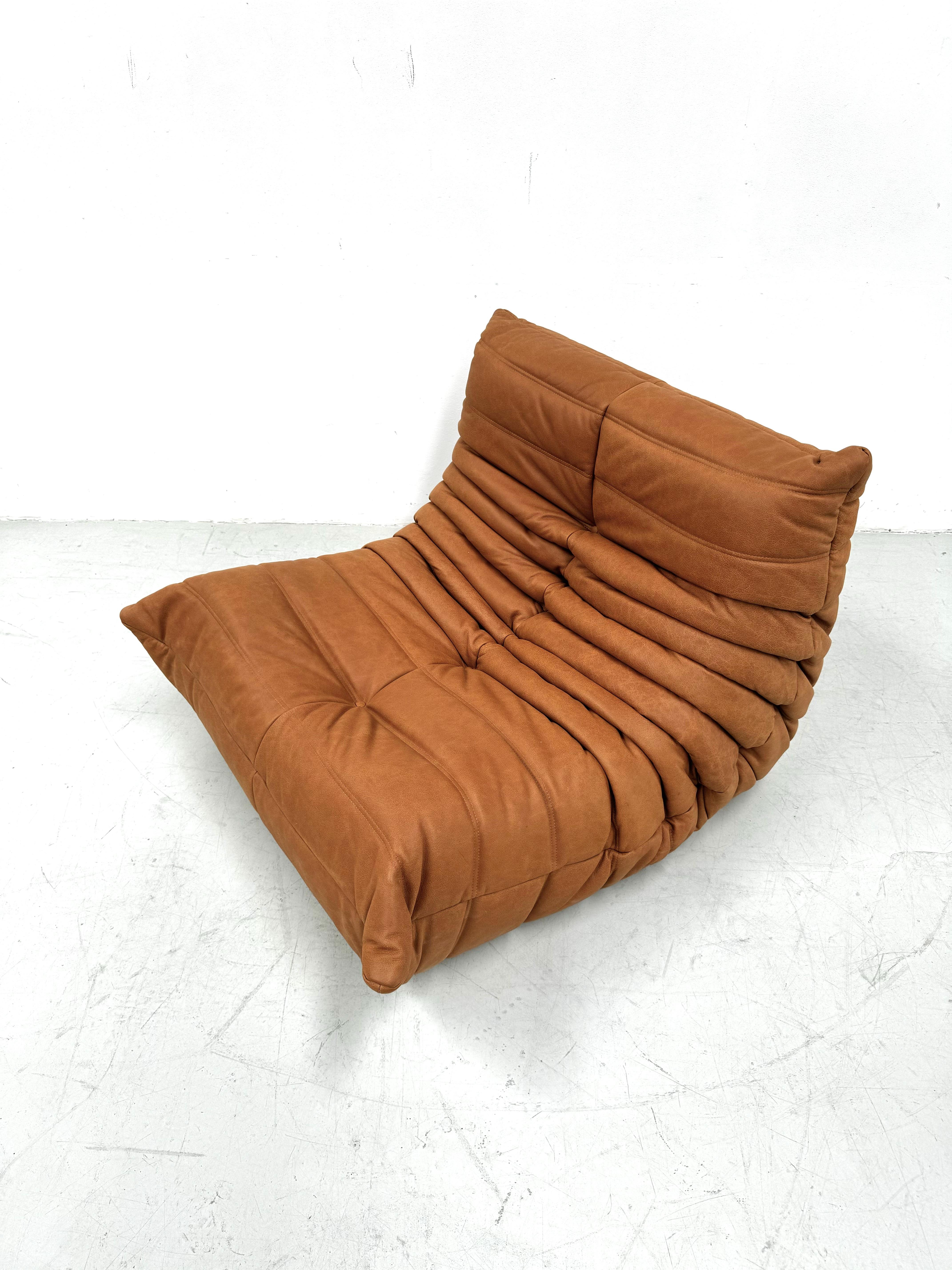 Chaise Togo vintage française en cuir cognac de Michel Ducaroy pour Ligne Roset. 2