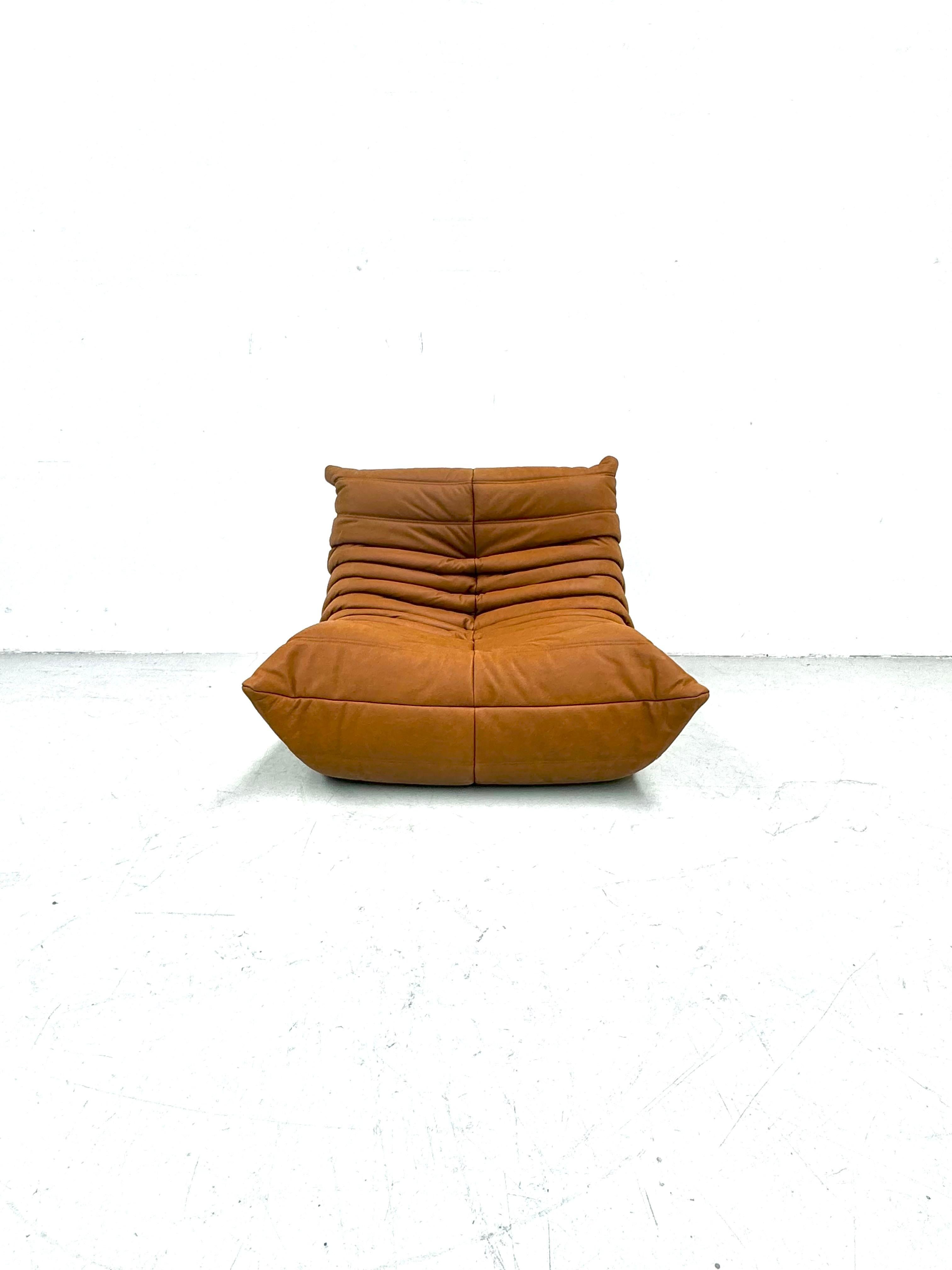 Le Togo a été conçu par Michel Ducaroy en 1973 pour Ligne Roset. Il s'agit de la première chaise fabriquée uniquement en mousse et en cuir. L'intérieur est composé de mousse de 5 densités différentes. Une chaise contemporaine confortable à l'aspect