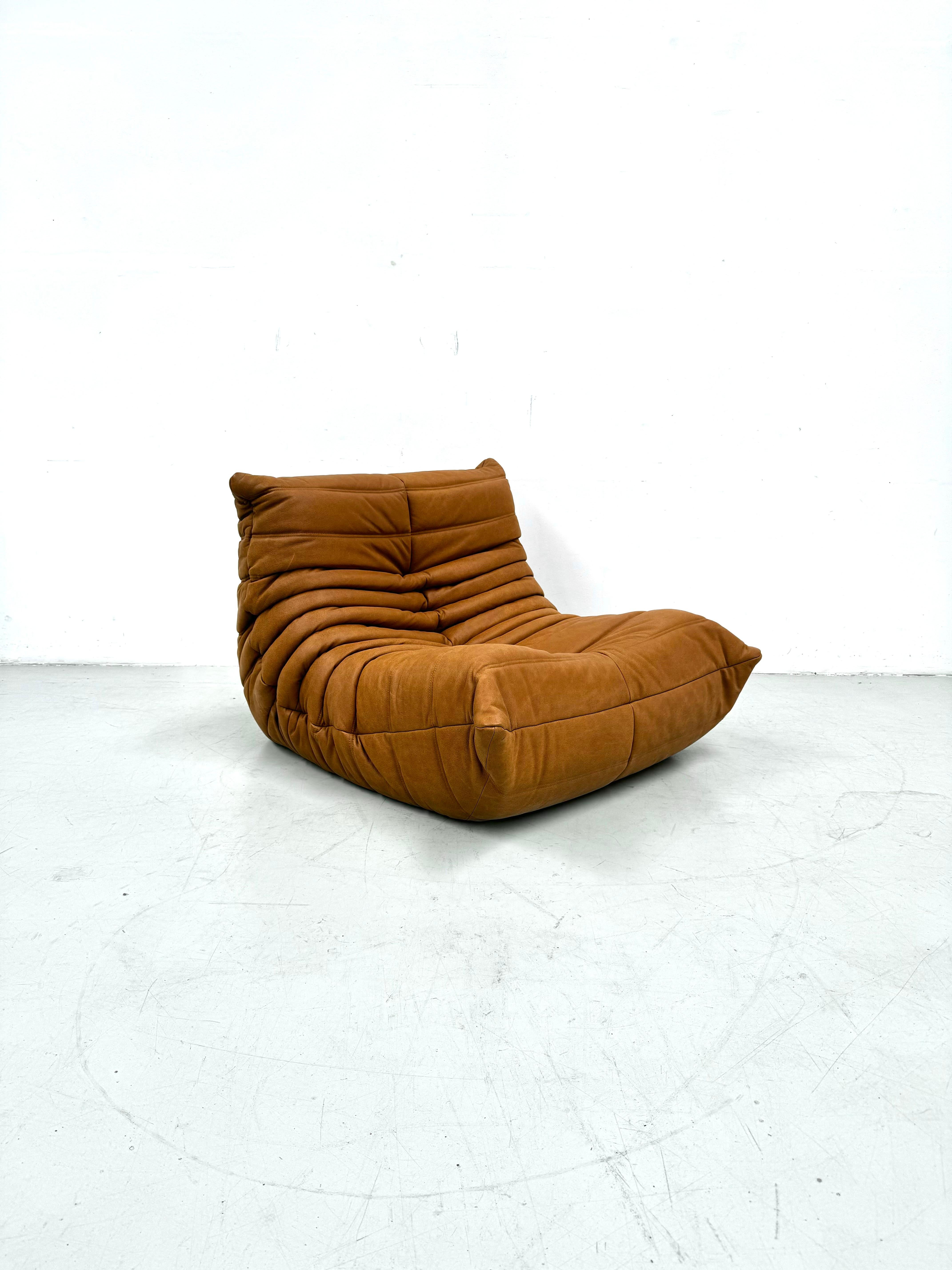 Mid-Century Modern Chaise Togo vintage française en cuir cognac de Michel Ducaroy pour Ligne Roset.